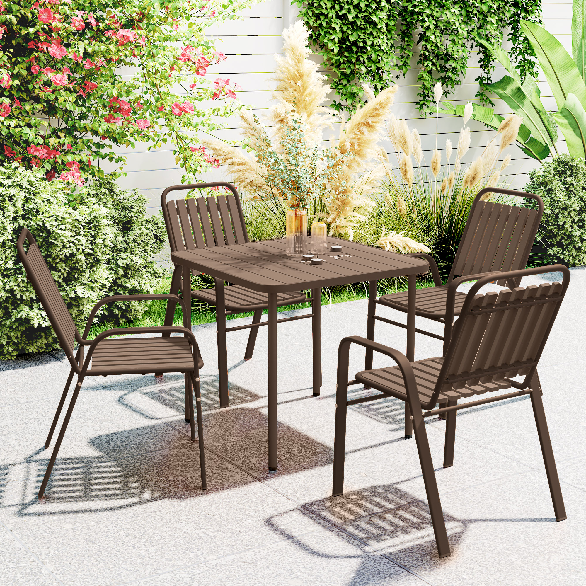 Set da giardino marrone con quattro sedie attorno a un tavolo, circondato da fiori e piante.
