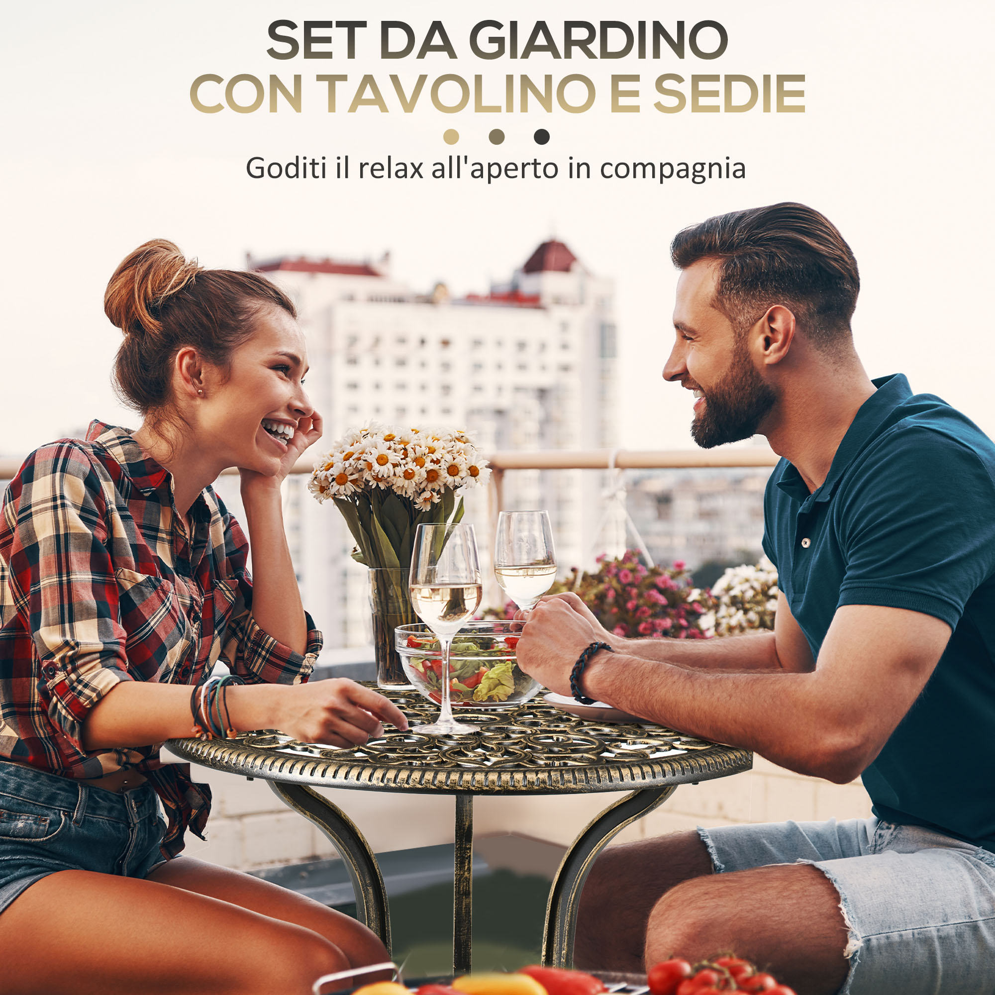 Un uomo e una donna ridono a un tavolo all'aperto con fiori e vino.