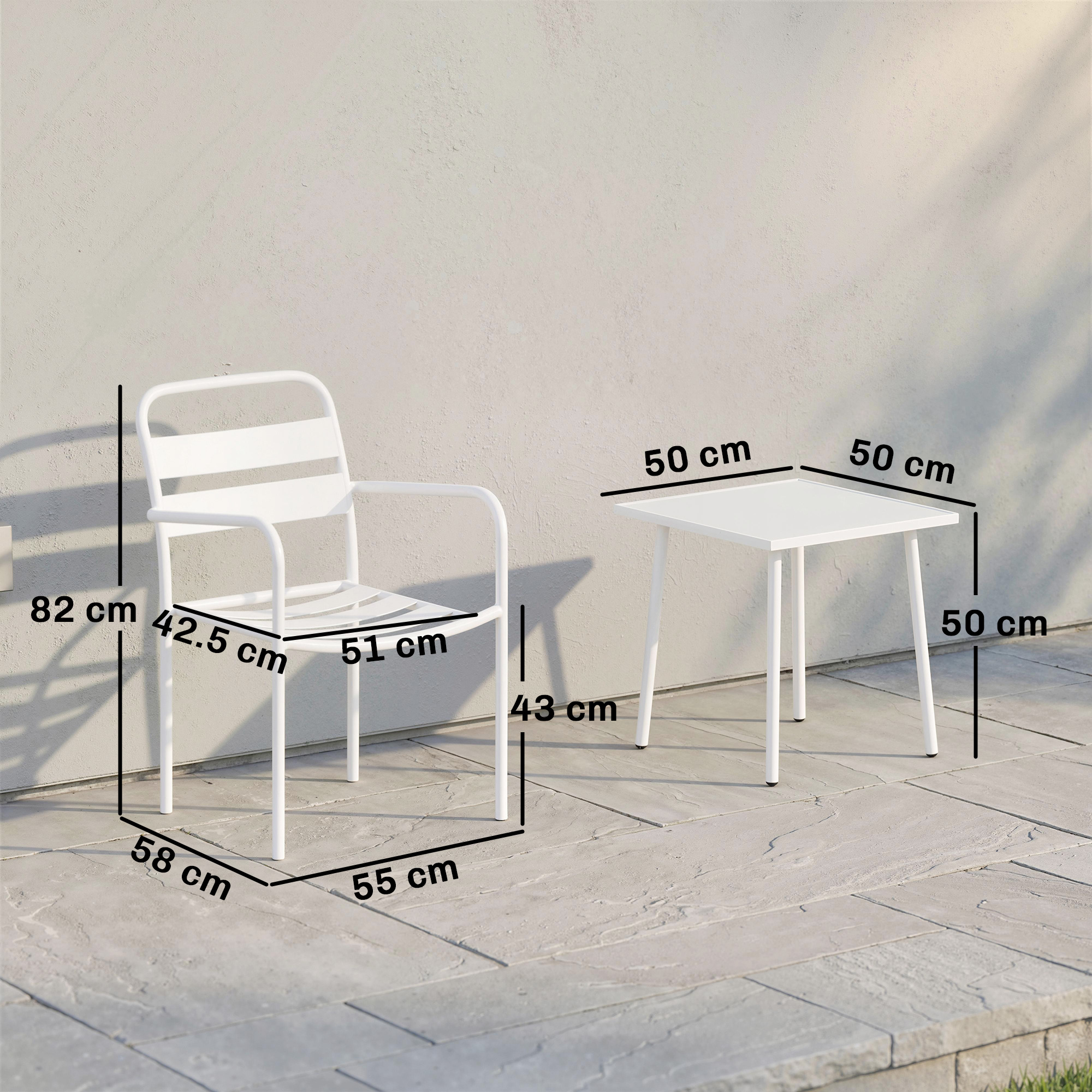 Sedia e tavolo da esterno bianchi con dimensioni.