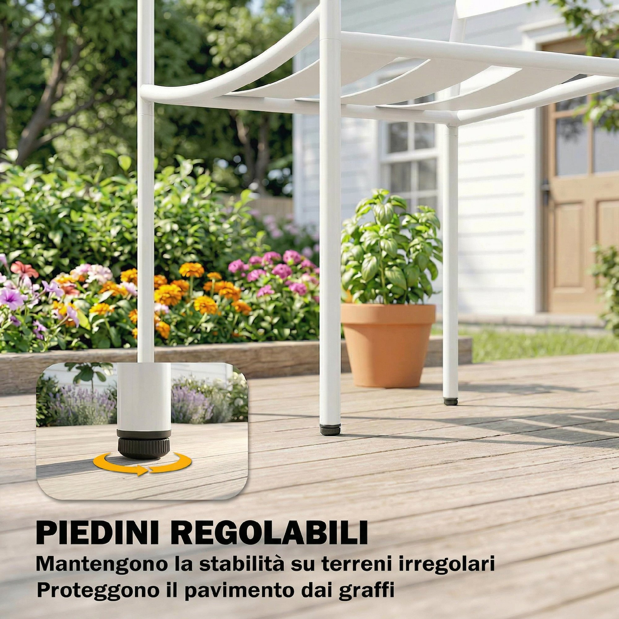 Pergola bianca con piedini regolabili su un ponte di legno, fiori e casa sullo sfondo.
