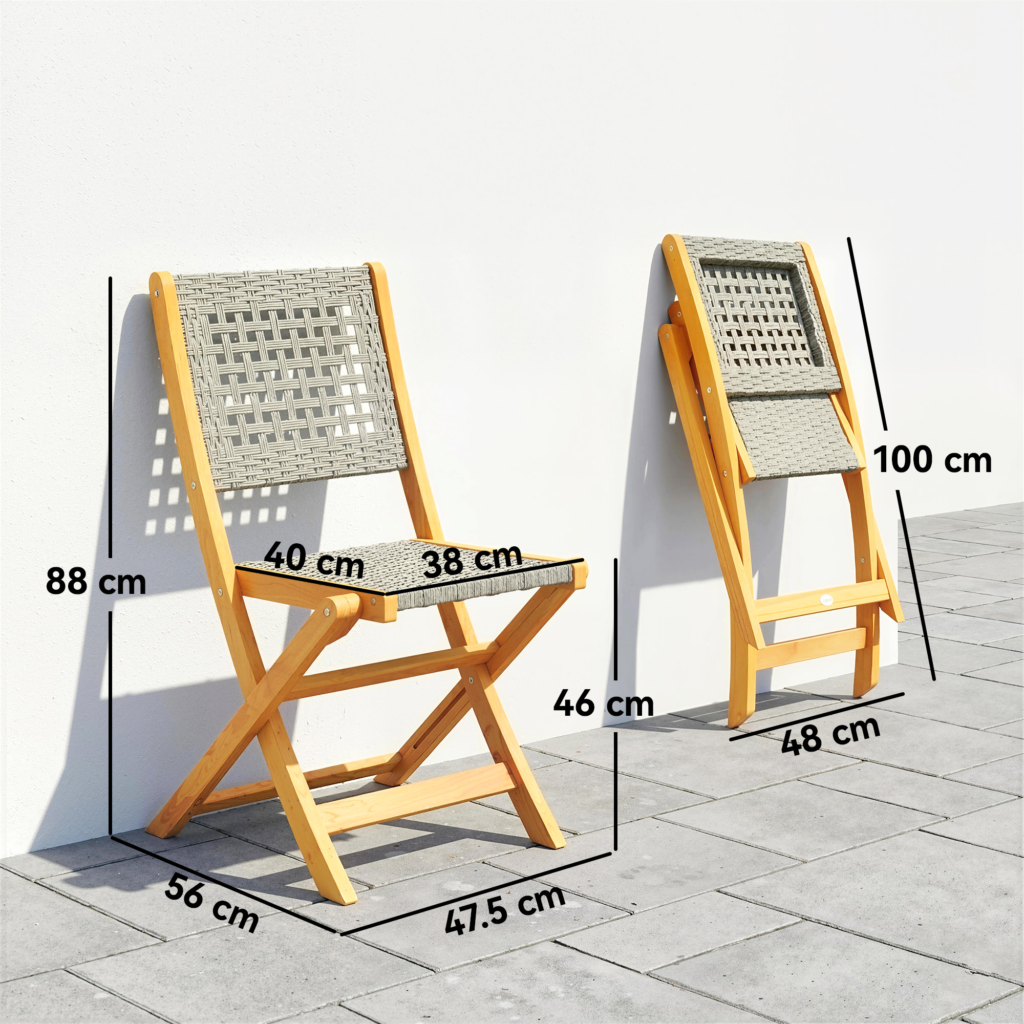 Due sedie in legno con sedute grigie intrecciate. Una aperta, una piegata.