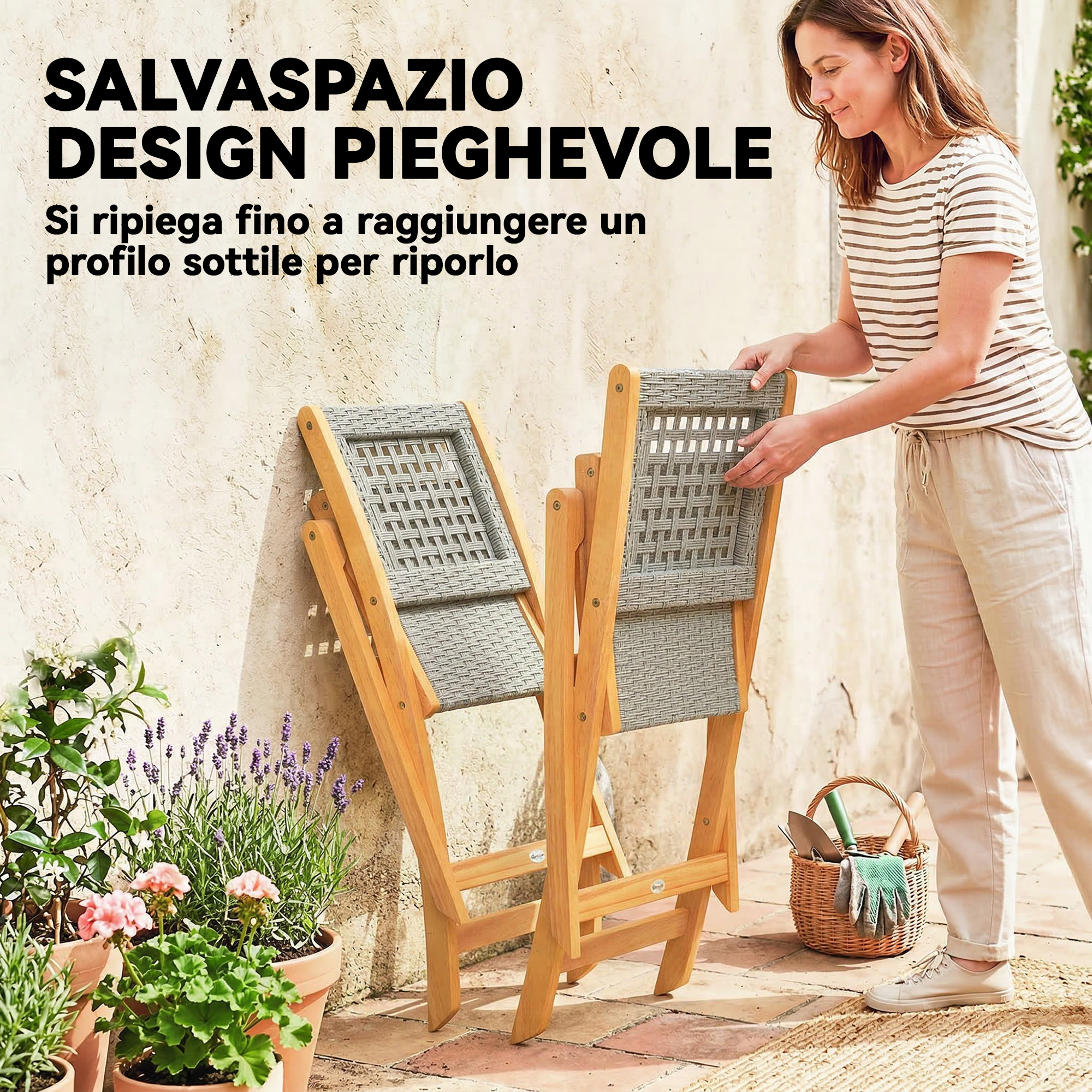 Una donna piega una sedia in legno con seduta grigia intrecciata vicino a piante in vaso.