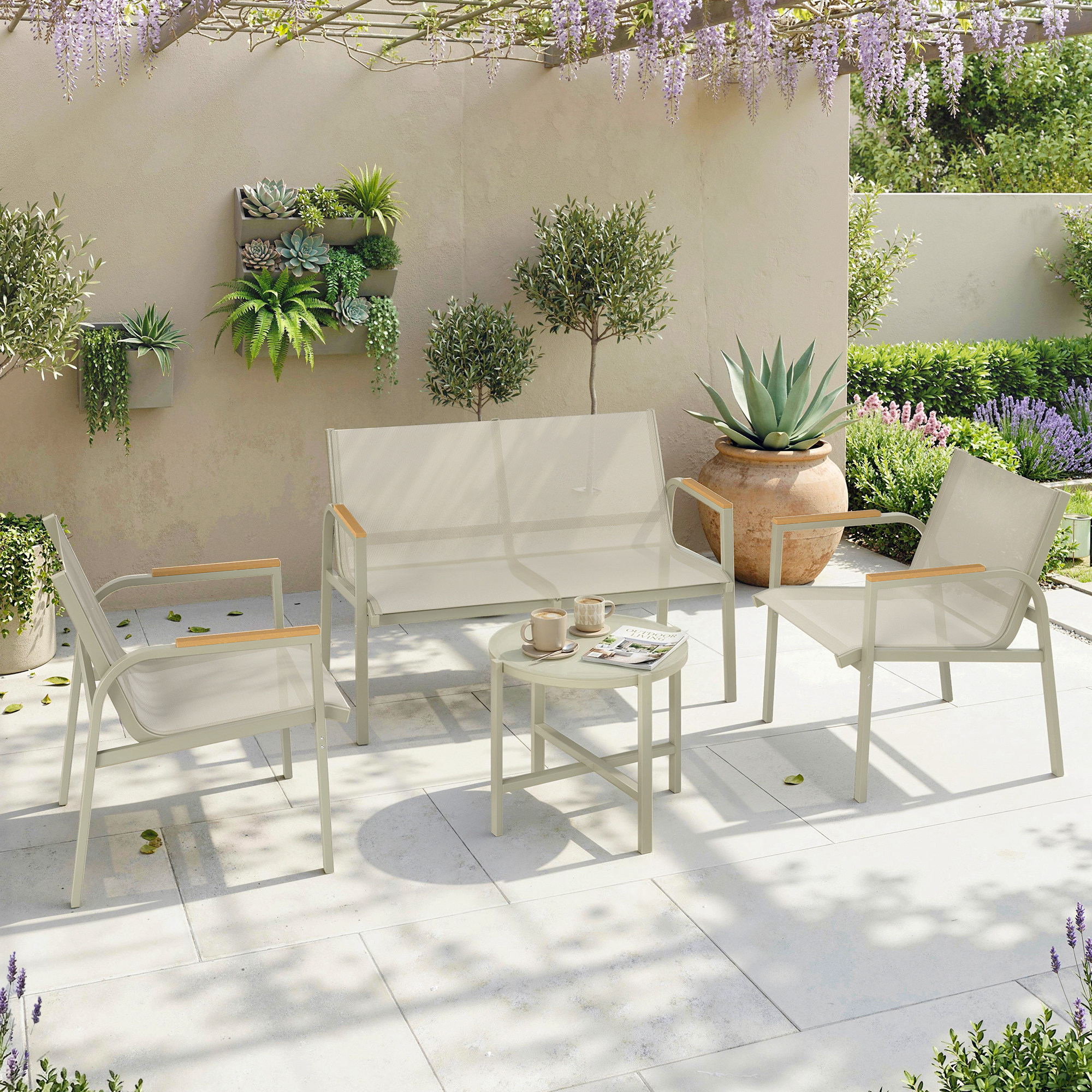 Set di mobili da giardino moderni con giardino verticale e pergola con fiori viola.