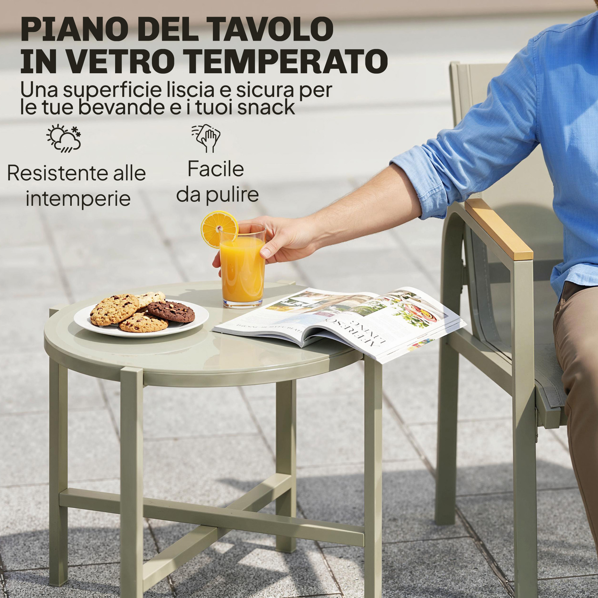 Un uomo tiene un bicchiere di succo d'arancia vicino a un tavolo con biscotti e rivista.