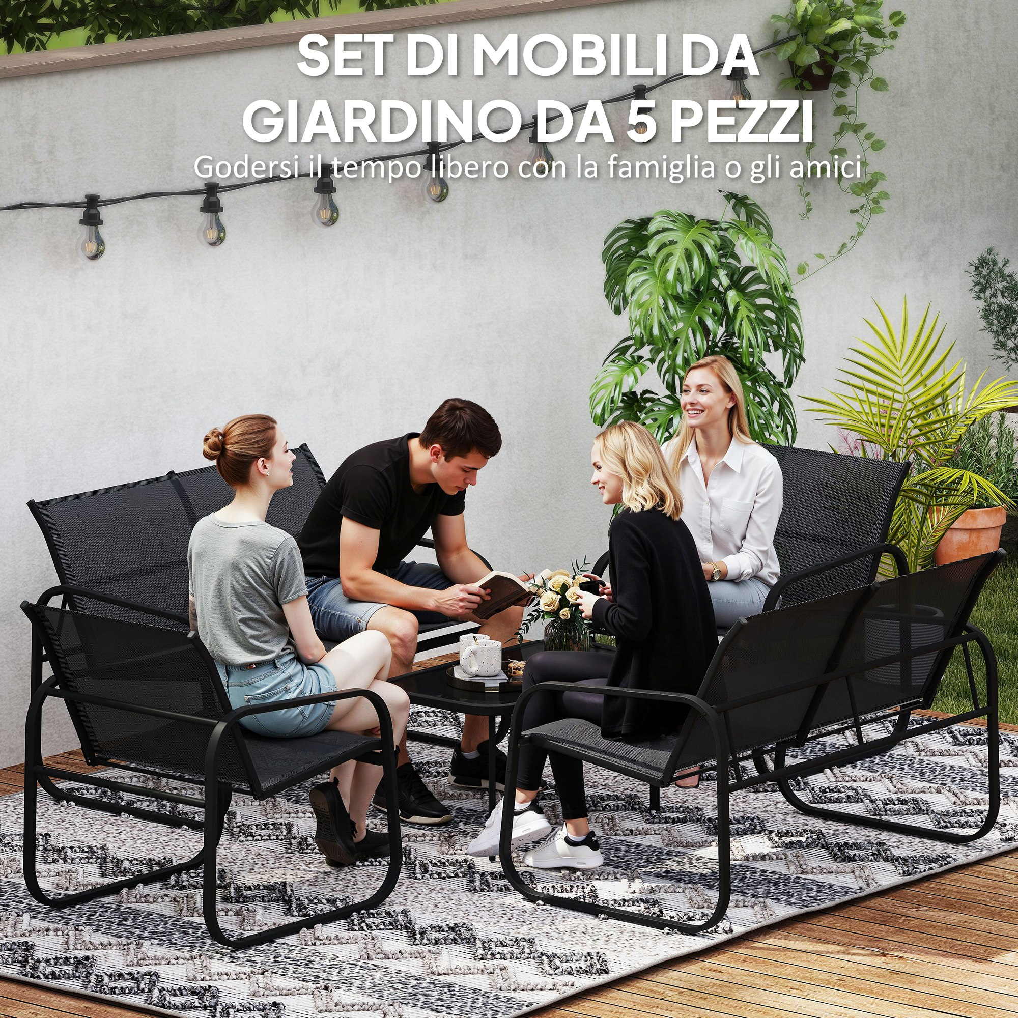 Quattro persone siedono su mobili da giardino neri attorno a un tavolo, con fiori e piante.