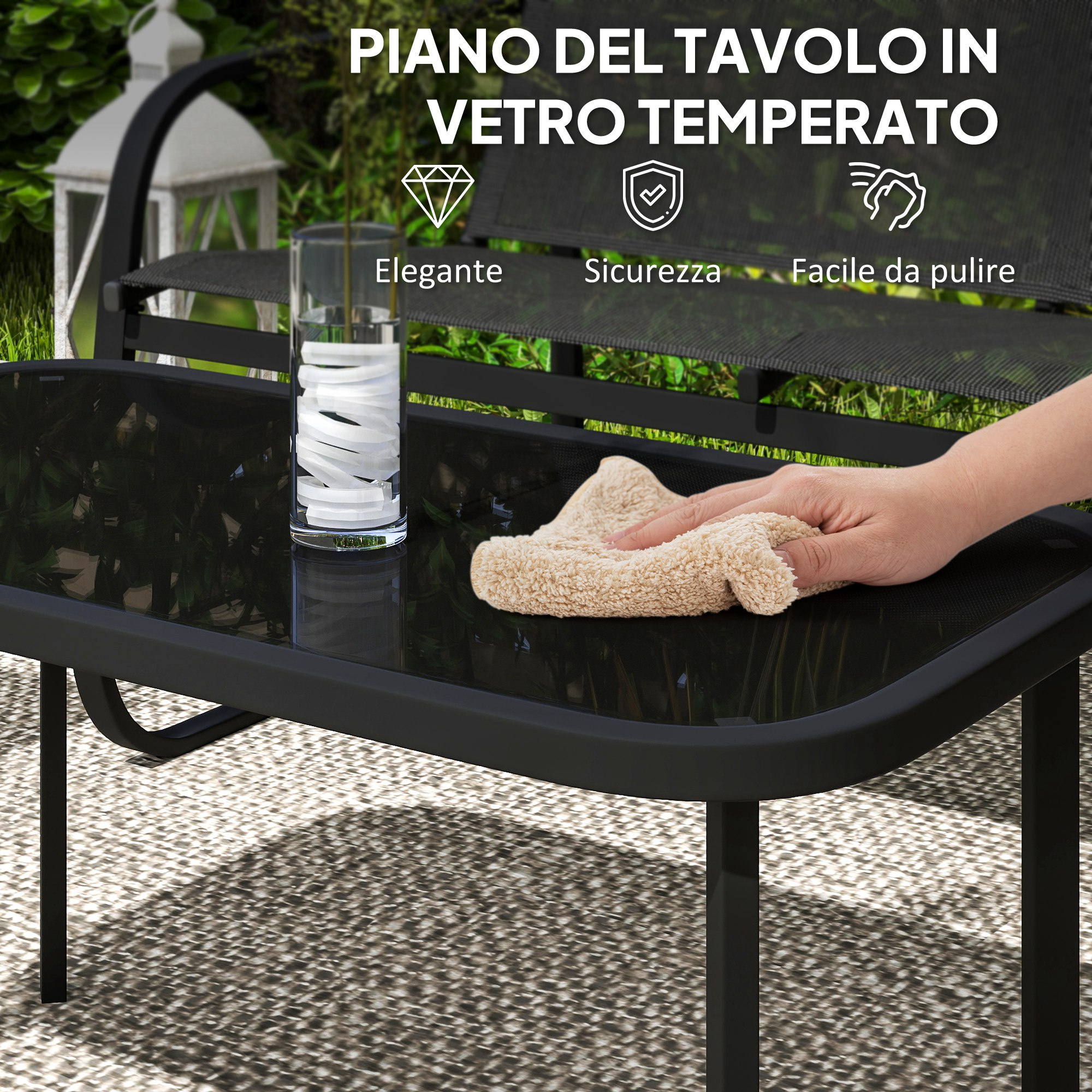 Una mano pulisce un tavolo in vetro nero all'aperto con un panno beige.