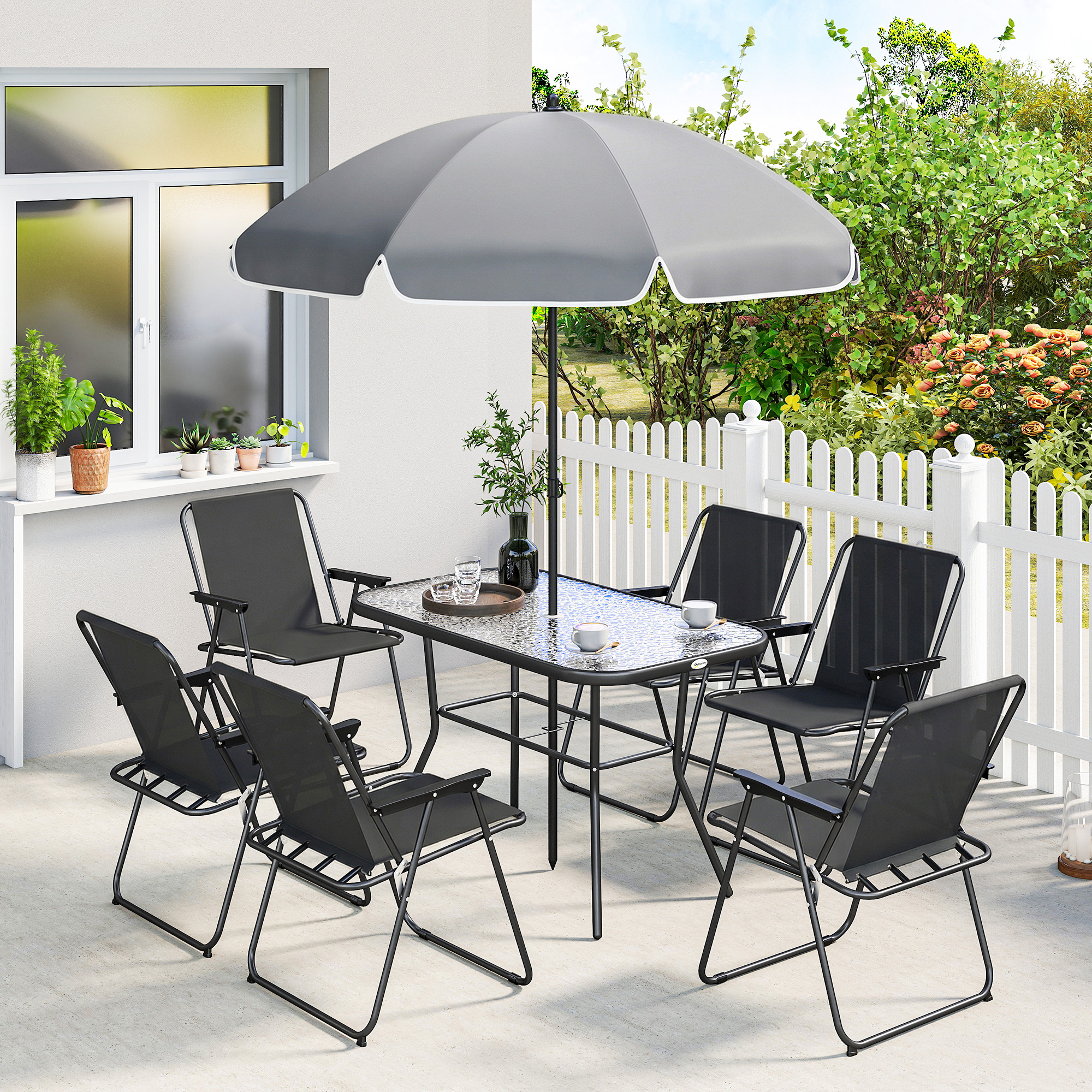Tavolo da patio con sei sedie nere sotto un ombrellone grigio su un terrazzo. Set da pranzo esterno.