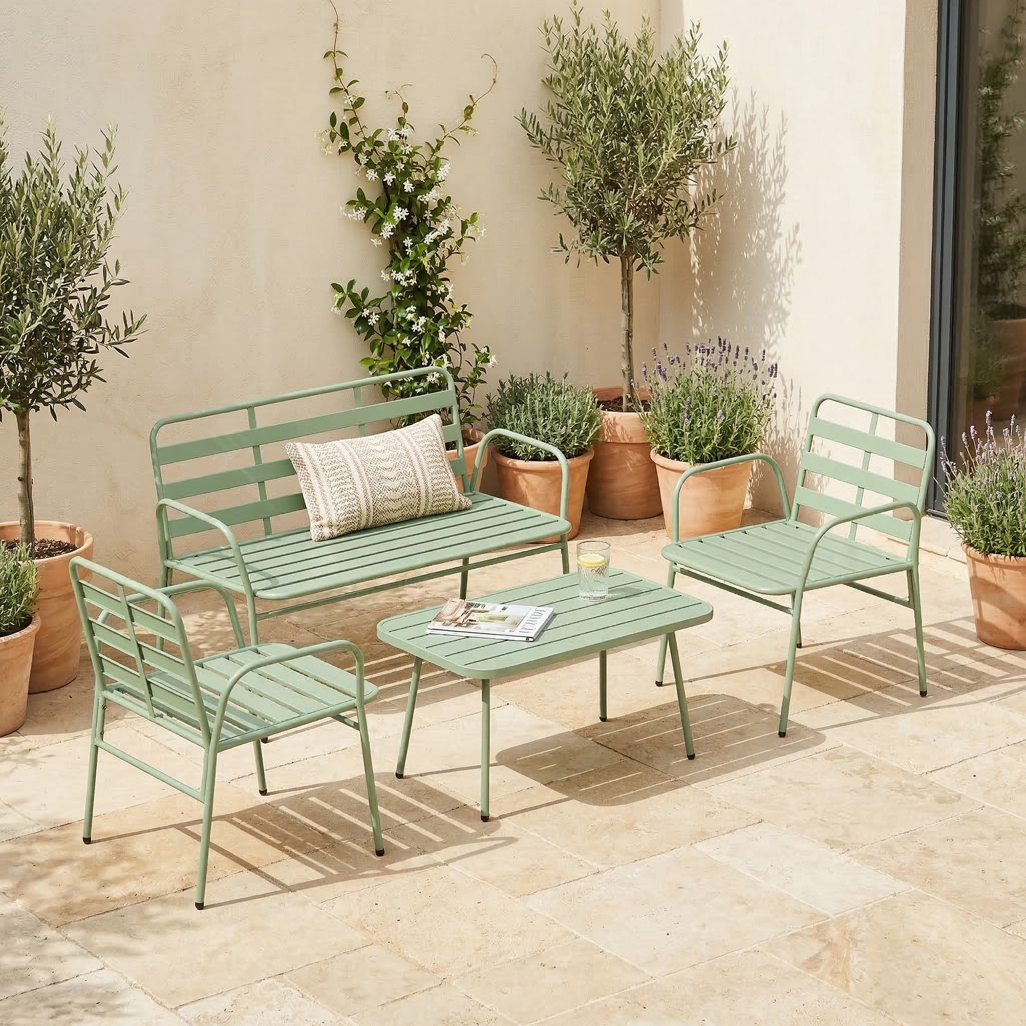 Mobili da giardino verdi con tavolo, panca e sedie su piastrelle.