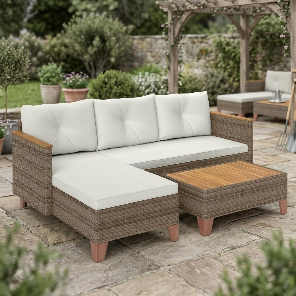 Un divano componibile in rattan marrone con cuscini bianchi su un patio di pietra.