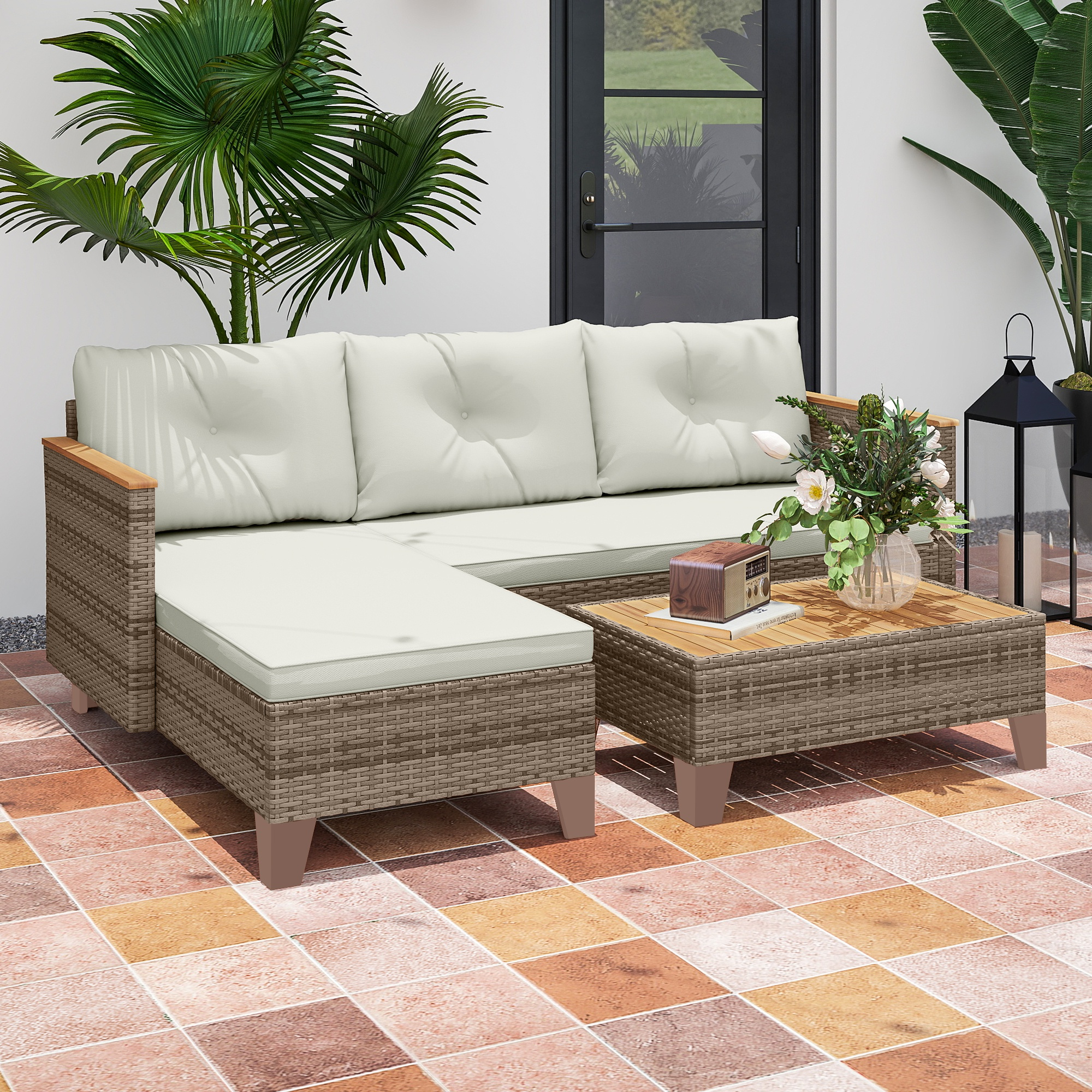 Un divano componibile in rattan marrone con cuscini beige si trova su un patio piastrellato.