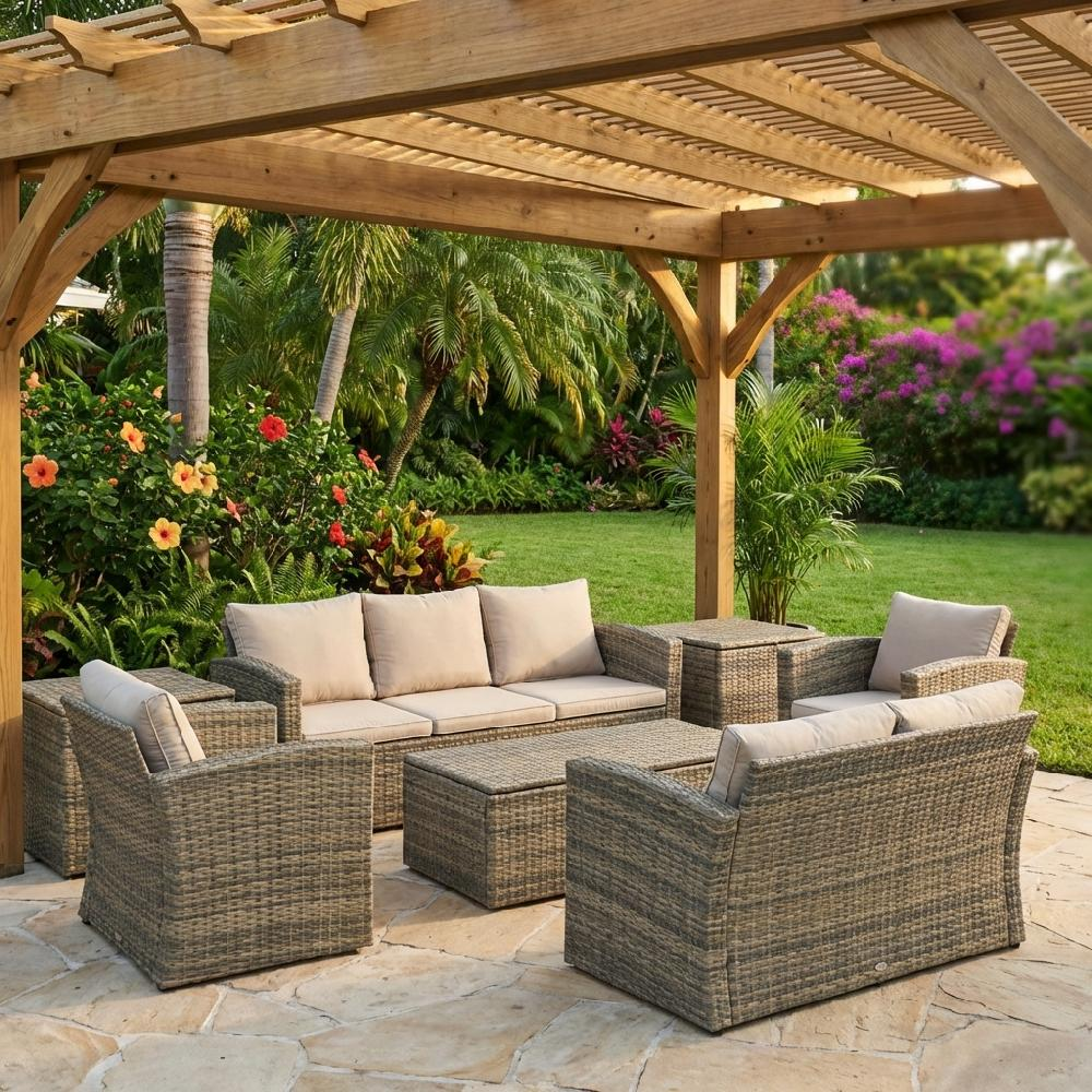 Set di mobili da esterno in vimini con cuscini beige sotto un pergolato in legno, giardino lussureggiante.