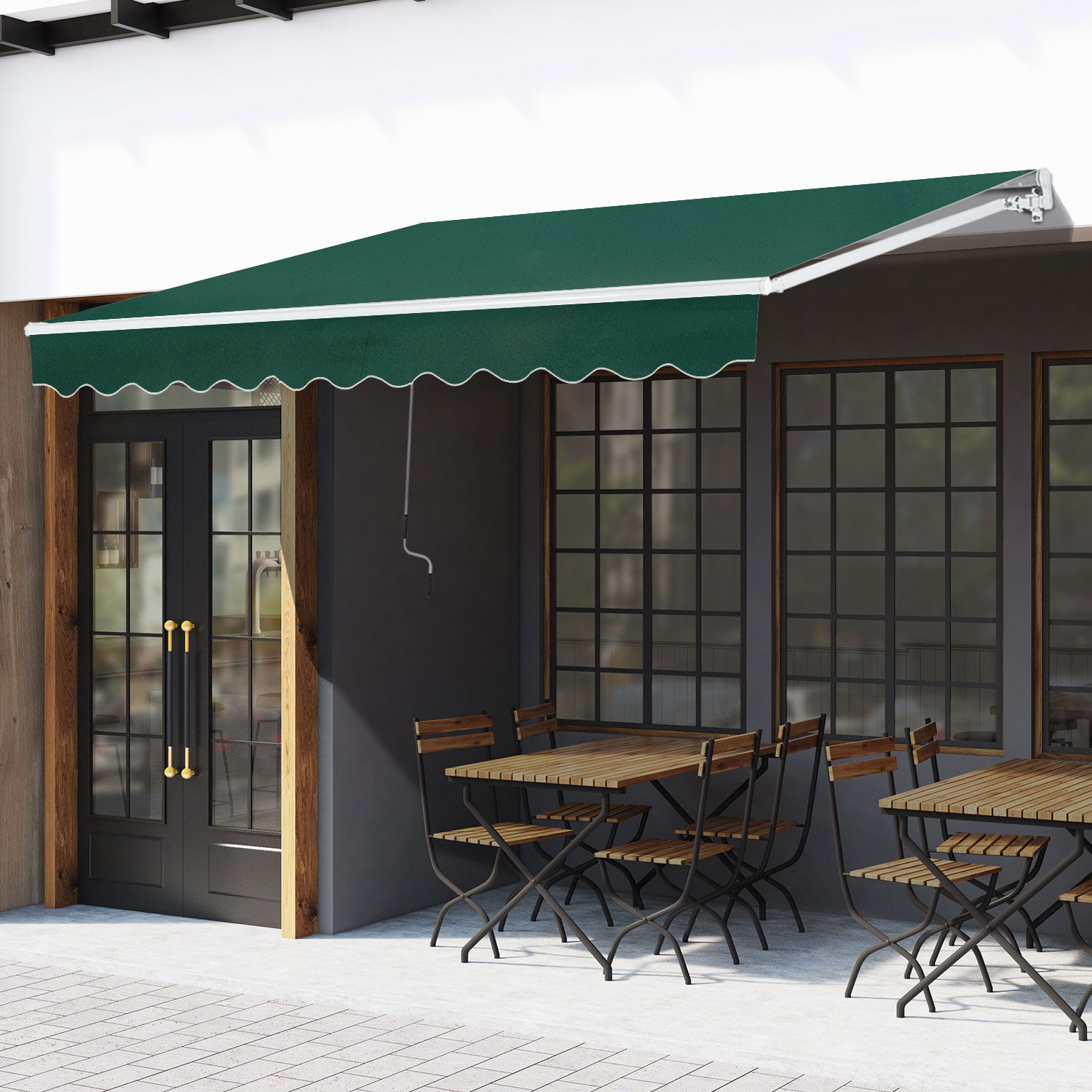Una tenda da sole verde sopra tavoli e sedie fuori da un bar.