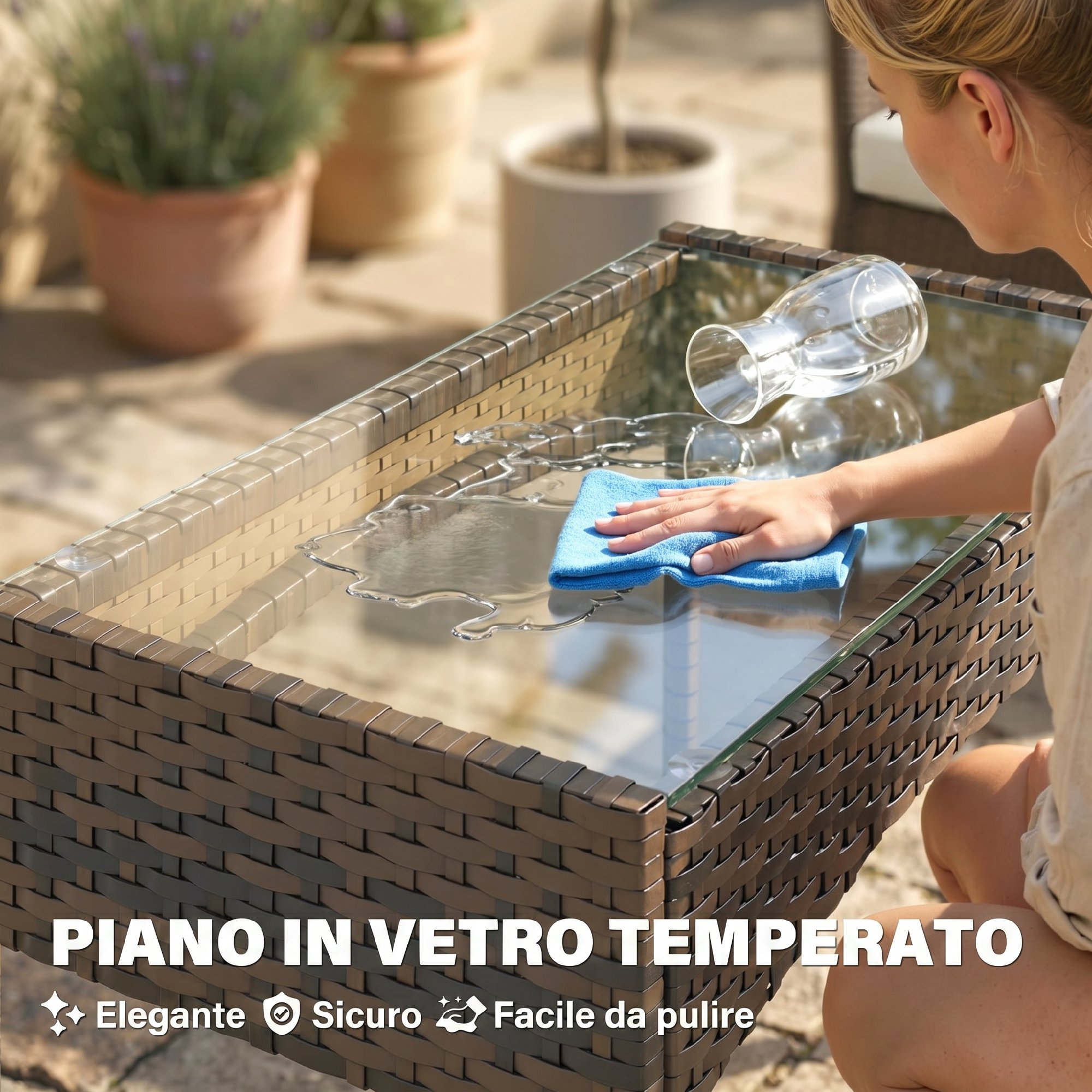 Una mano pulisce un tavolo in vetro bagnato all'aperto con un panno blu.