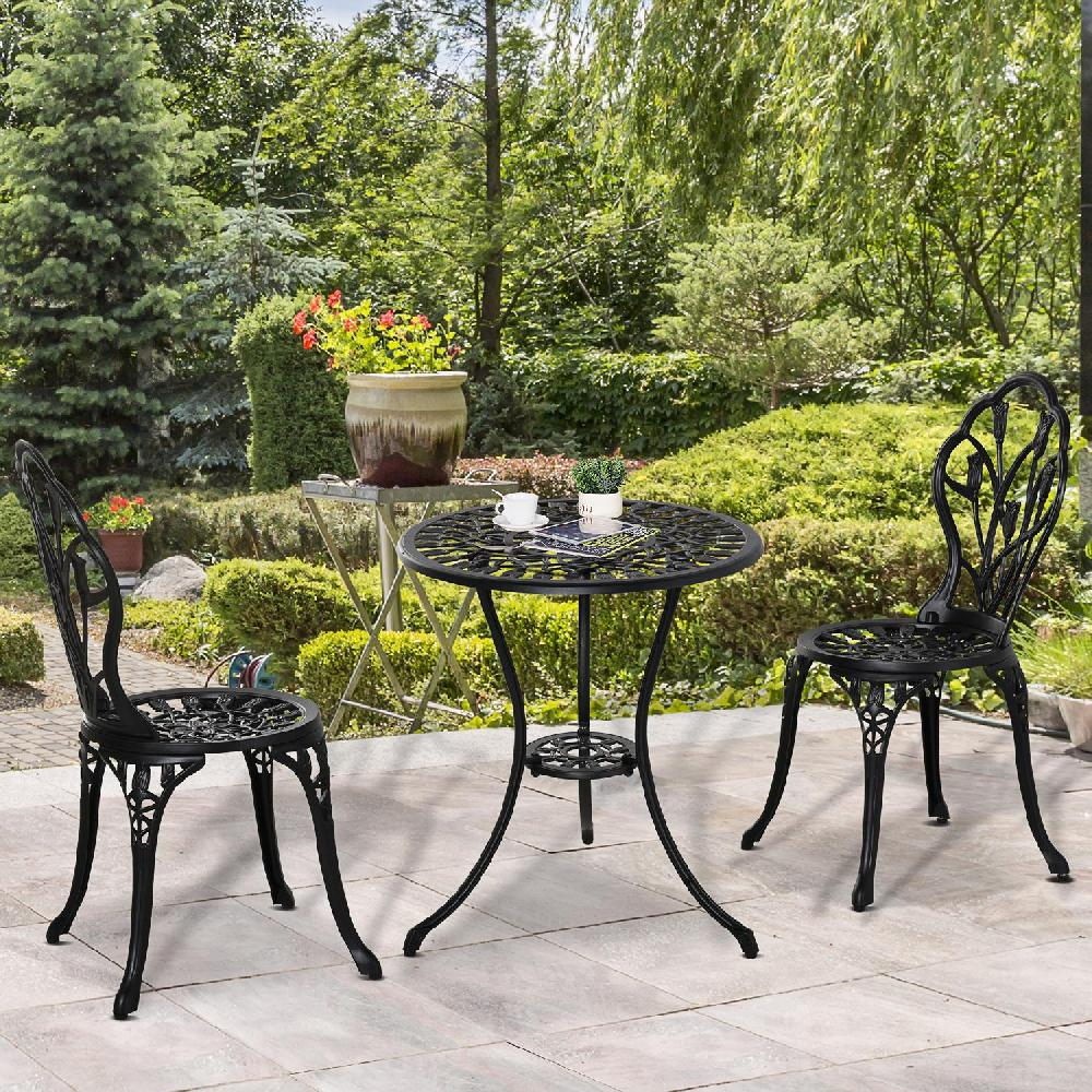 Set di mobili da giardino in metallo nero con tavolo e due sedie su un patio.
