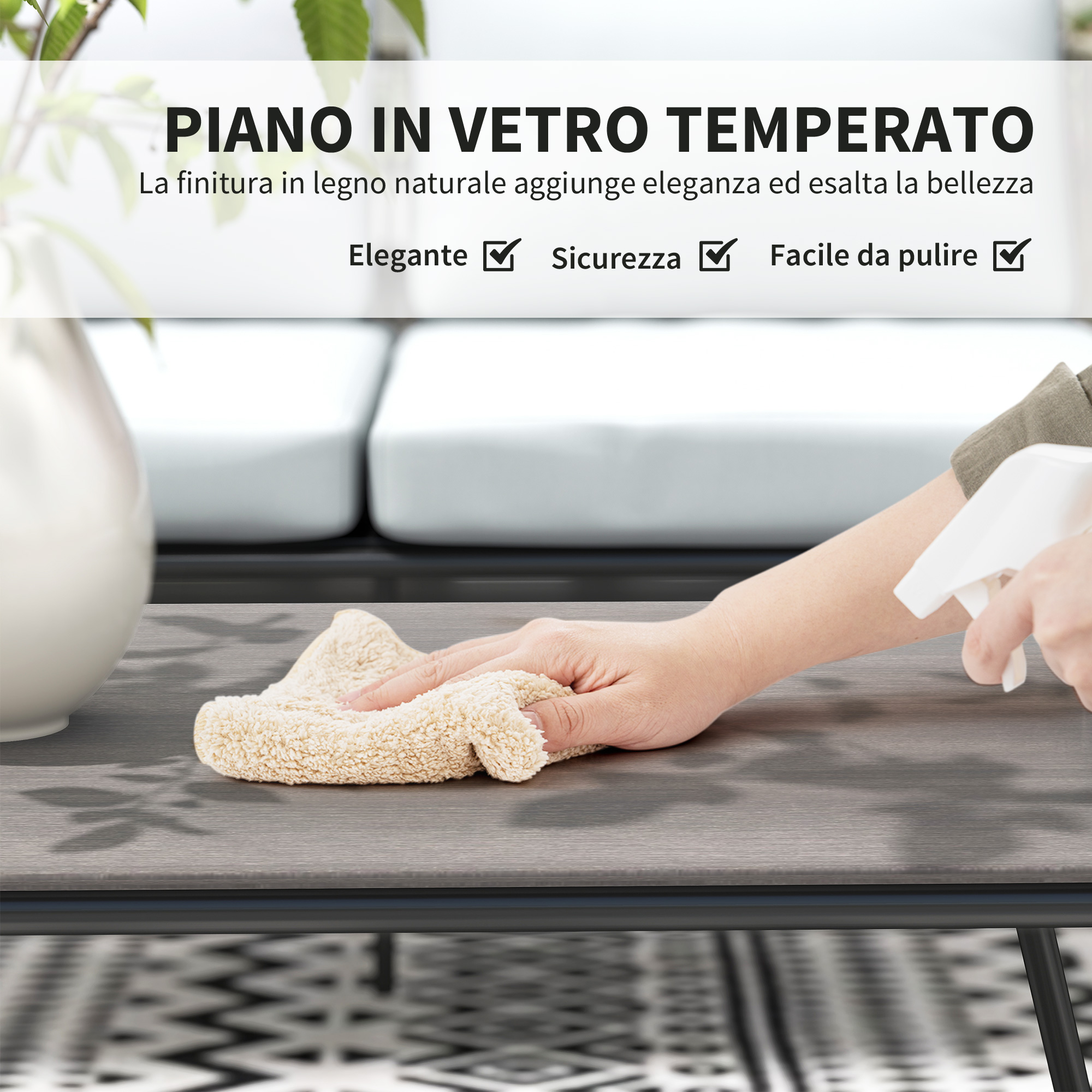 Una mano pulisce un piano effetto legno con un panno e uno spruzzino.