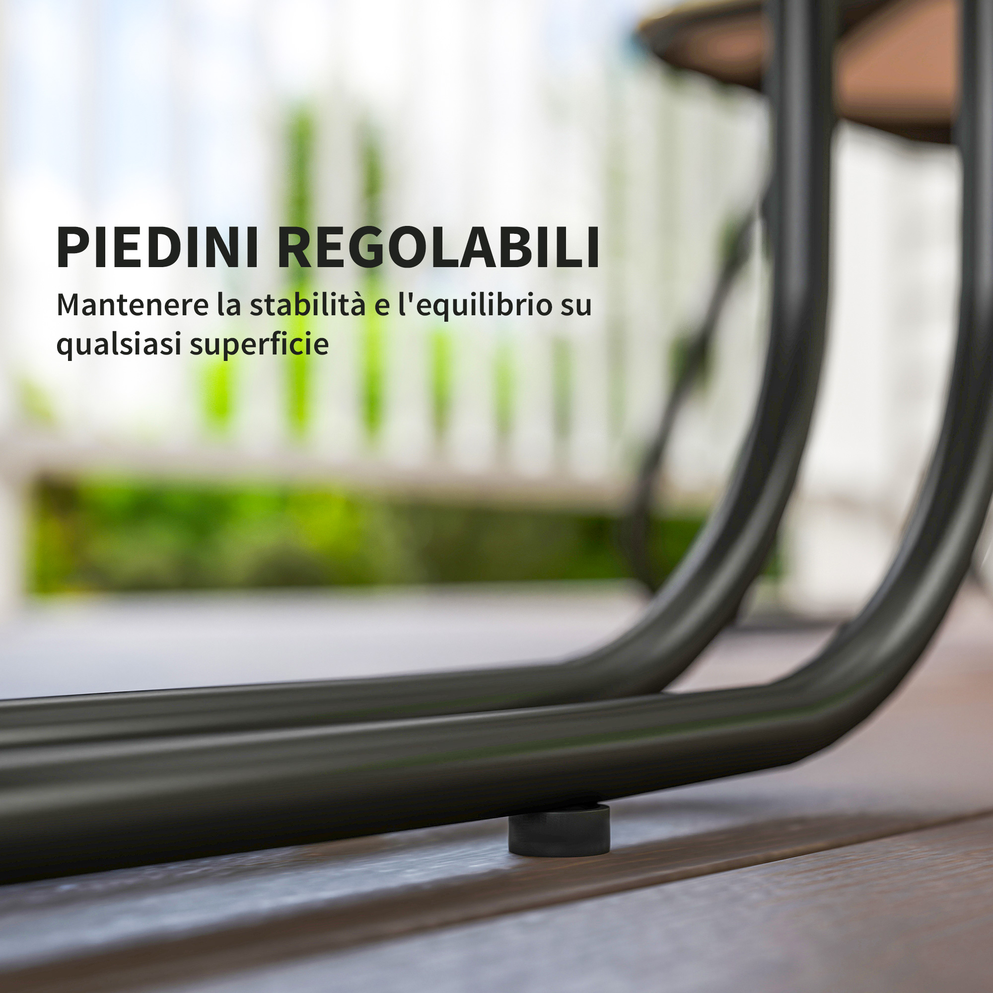 Piedino regolabile nero su pavimento in legno, primo piano. Sfondo sfocato.