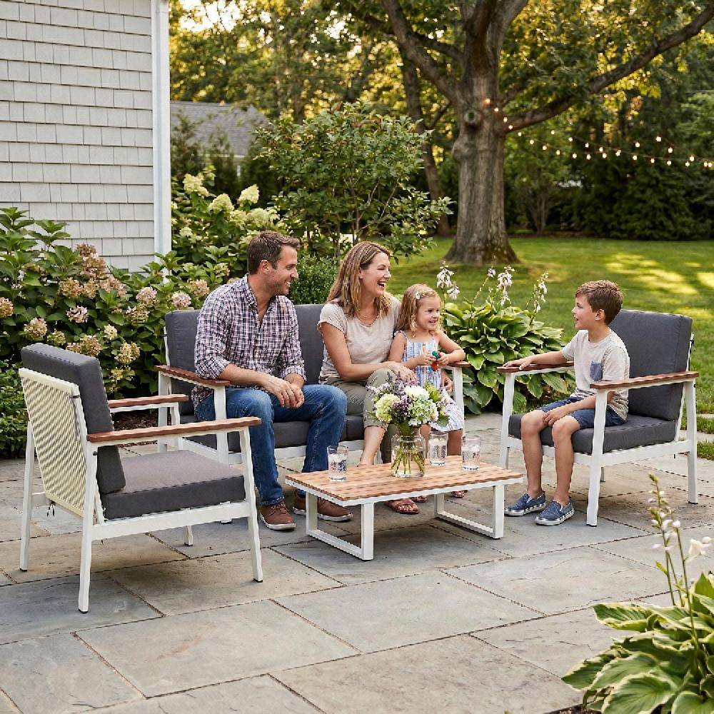 Una famiglia si rilassa sui mobili del patio all'aperto attorno a un tavolino.