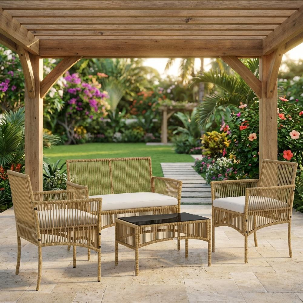 Set di mobili da esterno intrecciati con divano, due sedie e tavolino sotto una pergola.