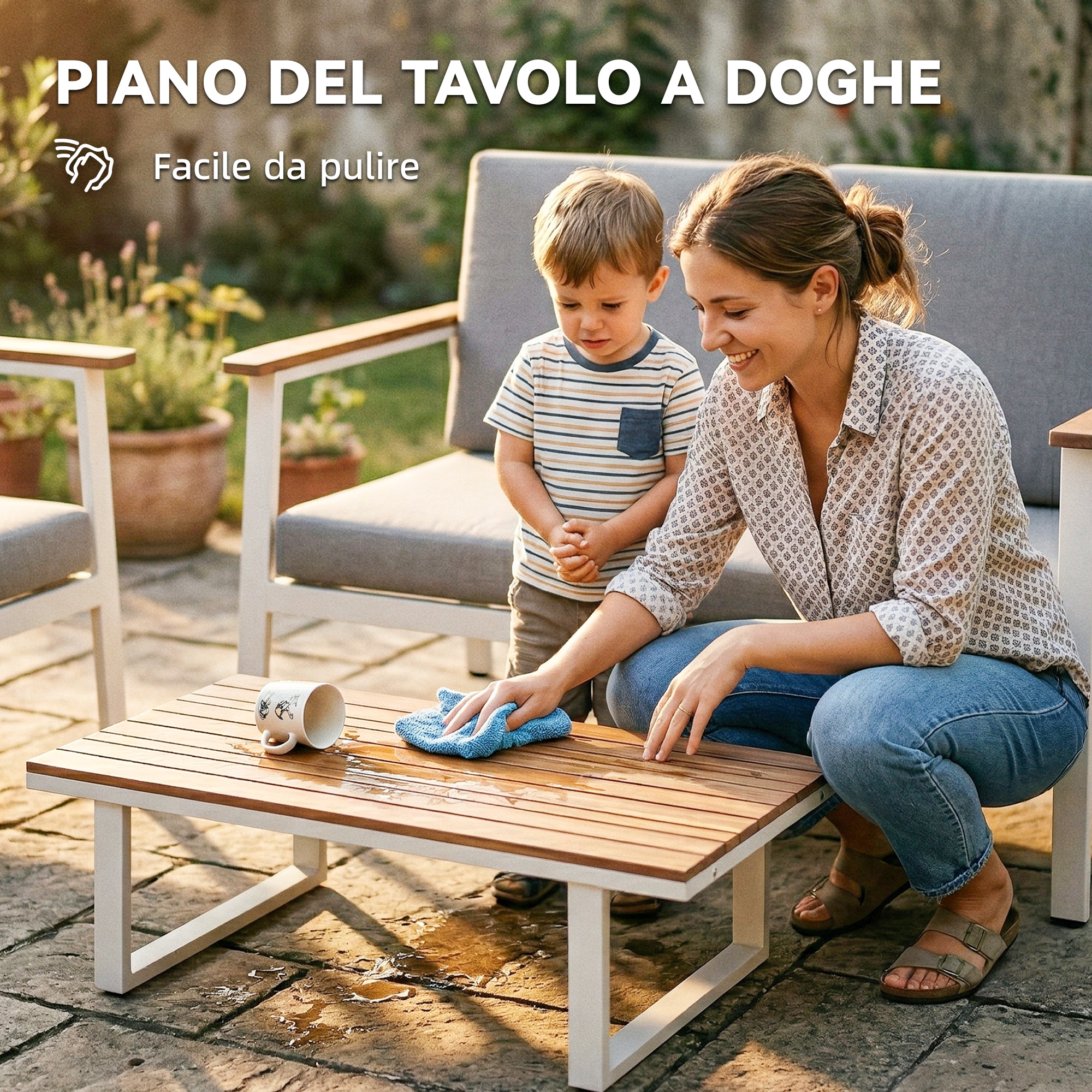 Una donna pulisce un tavolo di legno con un panno blu, un bambino osserva.
