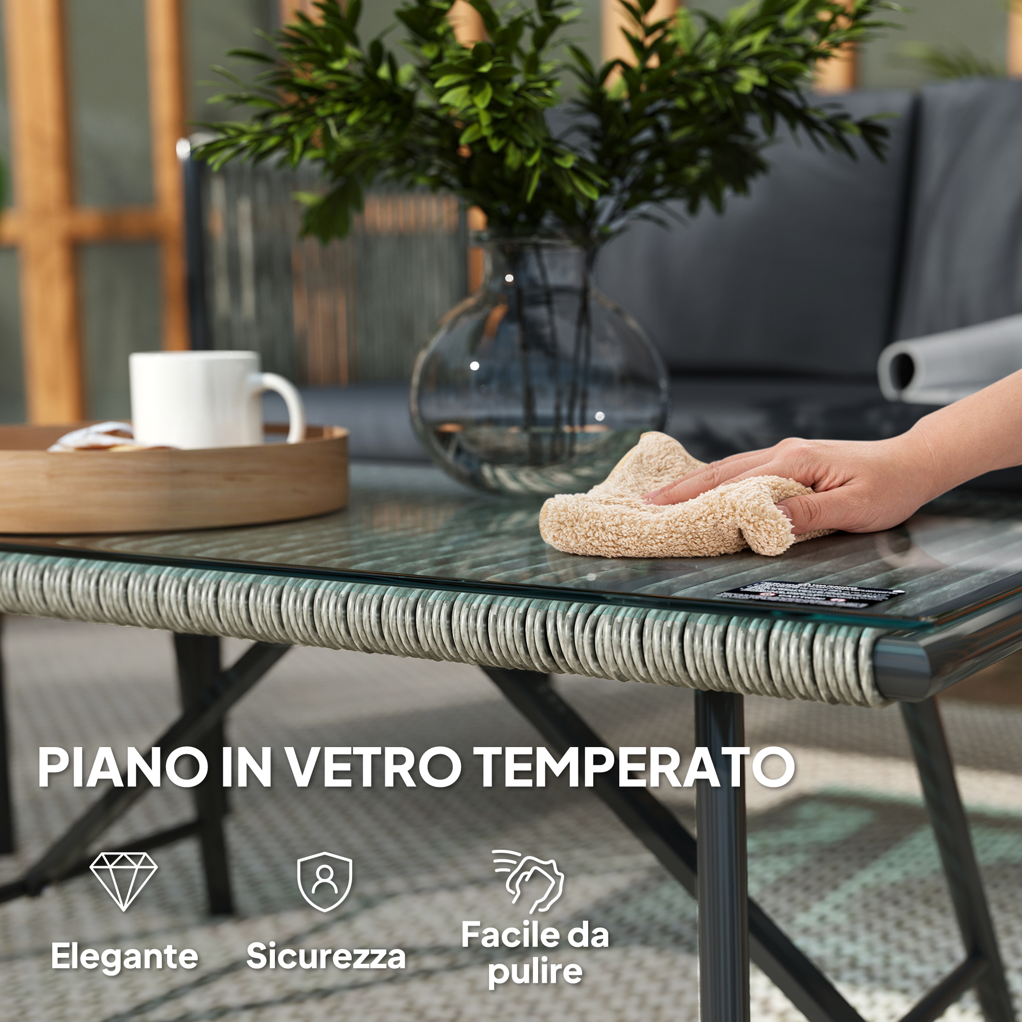 Una mano pulisce una superficie in vetro con un panno beige. Una tazza è su un vassoio.