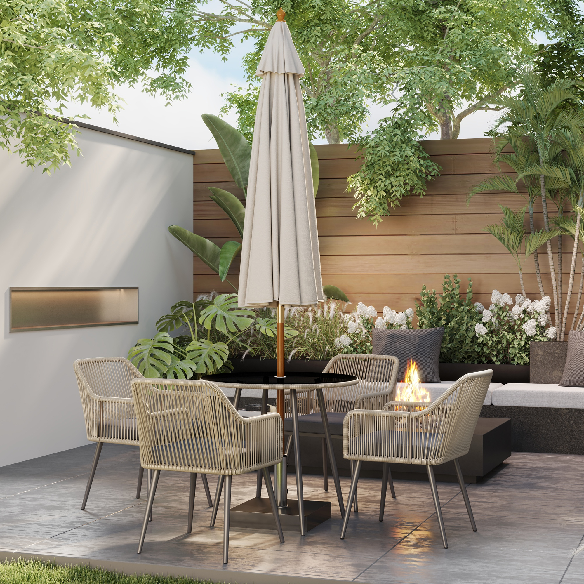 Patio esterno con sedie intrecciate, tavolo, ombrellone chiuso e braciere.