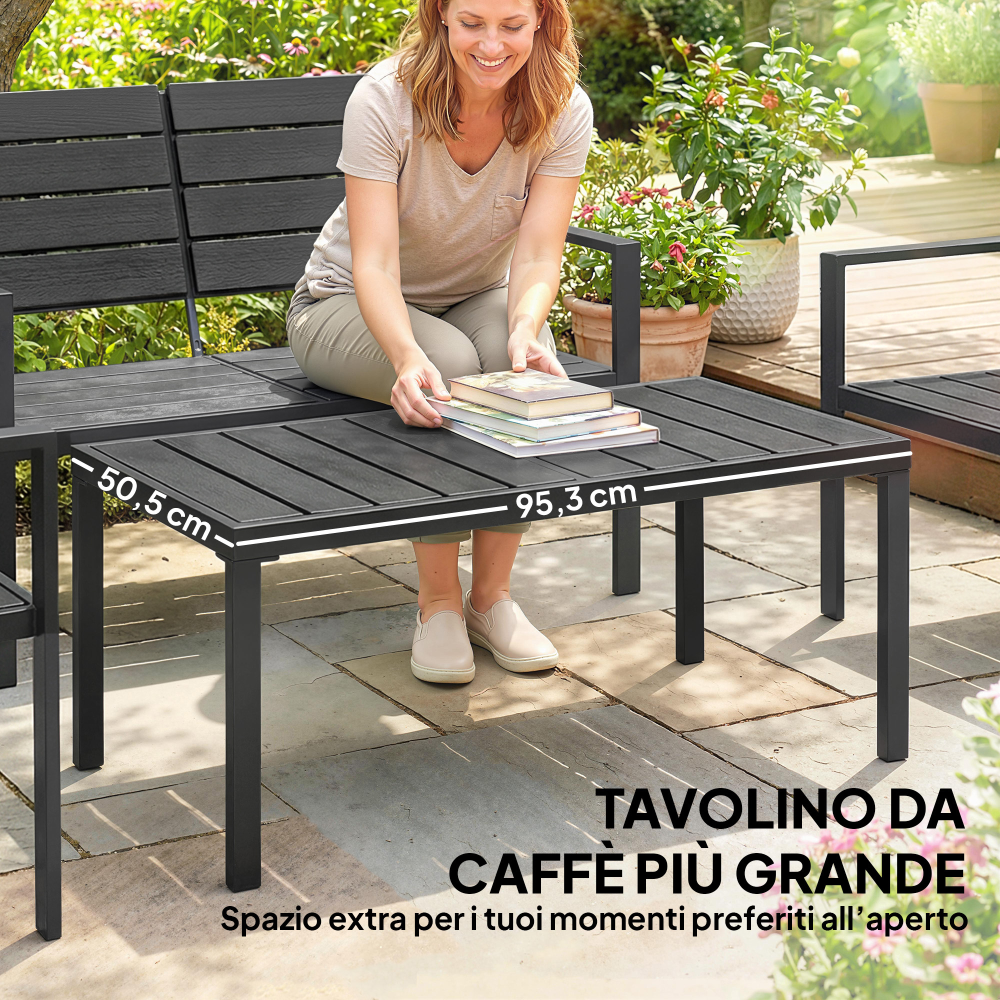 Una donna siede su una panchina da giardino, posando libri su un tavolino da caffè nero.