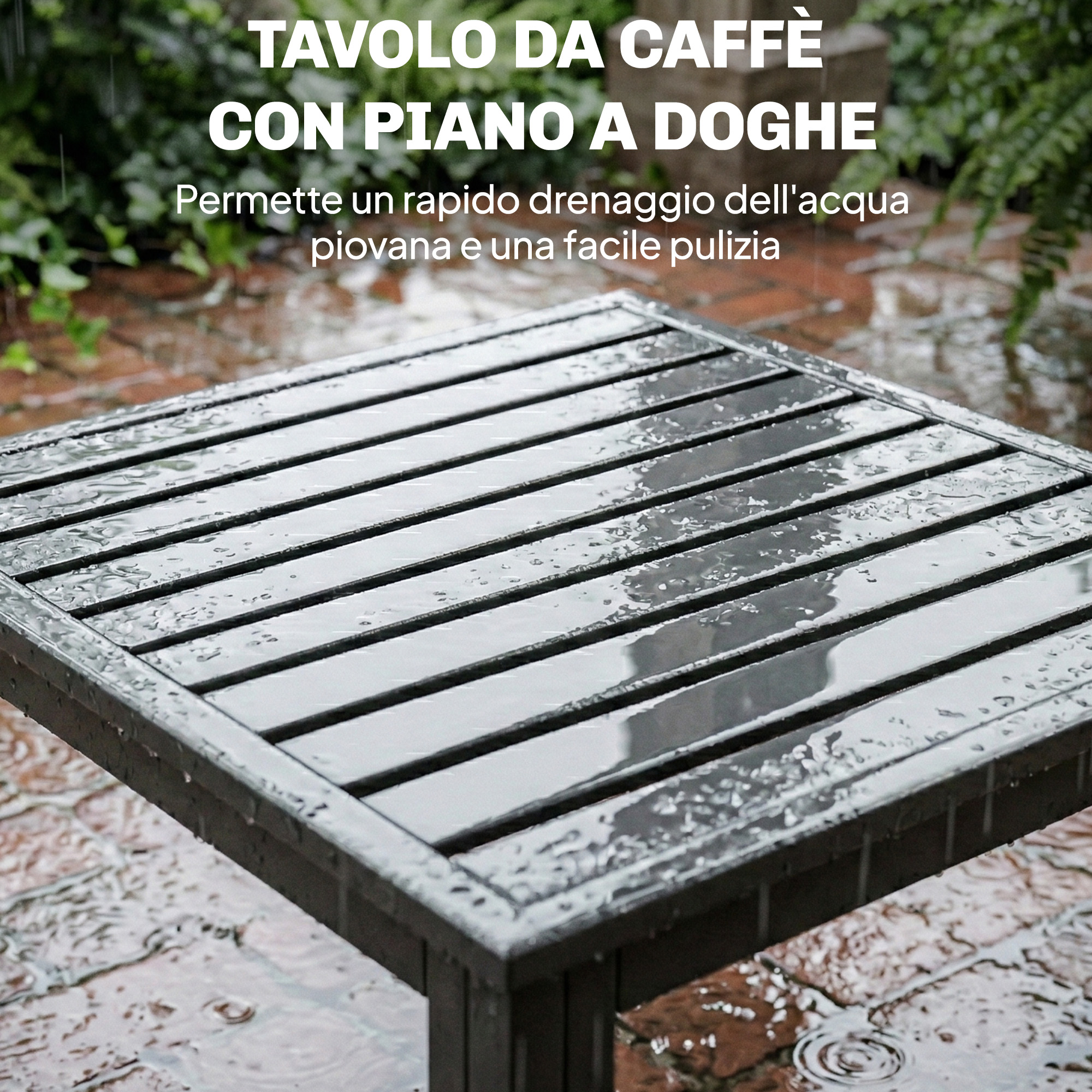 Tavolo da caffè scuro da giardino con piano a doghe, bagnato dalla pioggia.