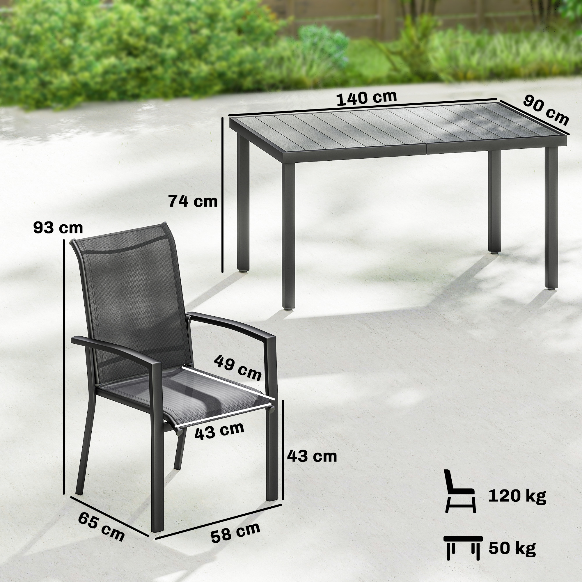 Un tavolo da giardino nero (140x90cm) e una sedia (93x58cm) su cemento.