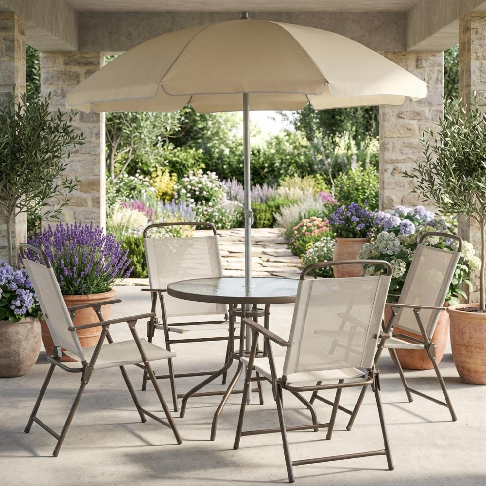 Set da patio con tavolo, sedie e ombrellone, circondato da piante e fiori in vaso.