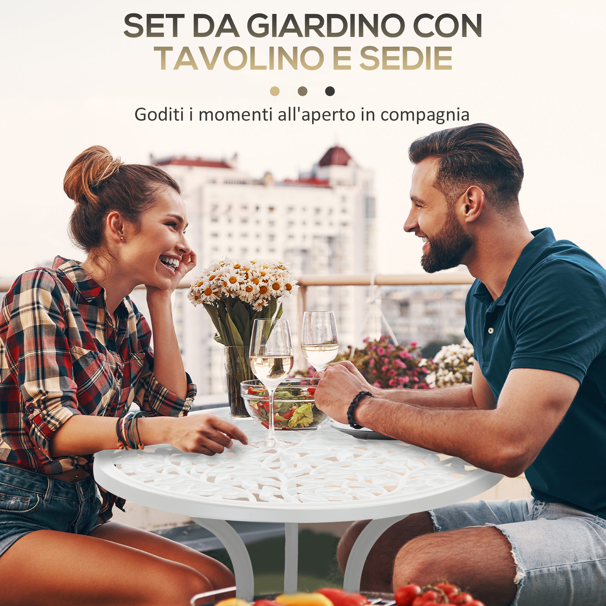 Una coppia si gode un pasto all'aperto su un tavolo bianco con fiori e vino.