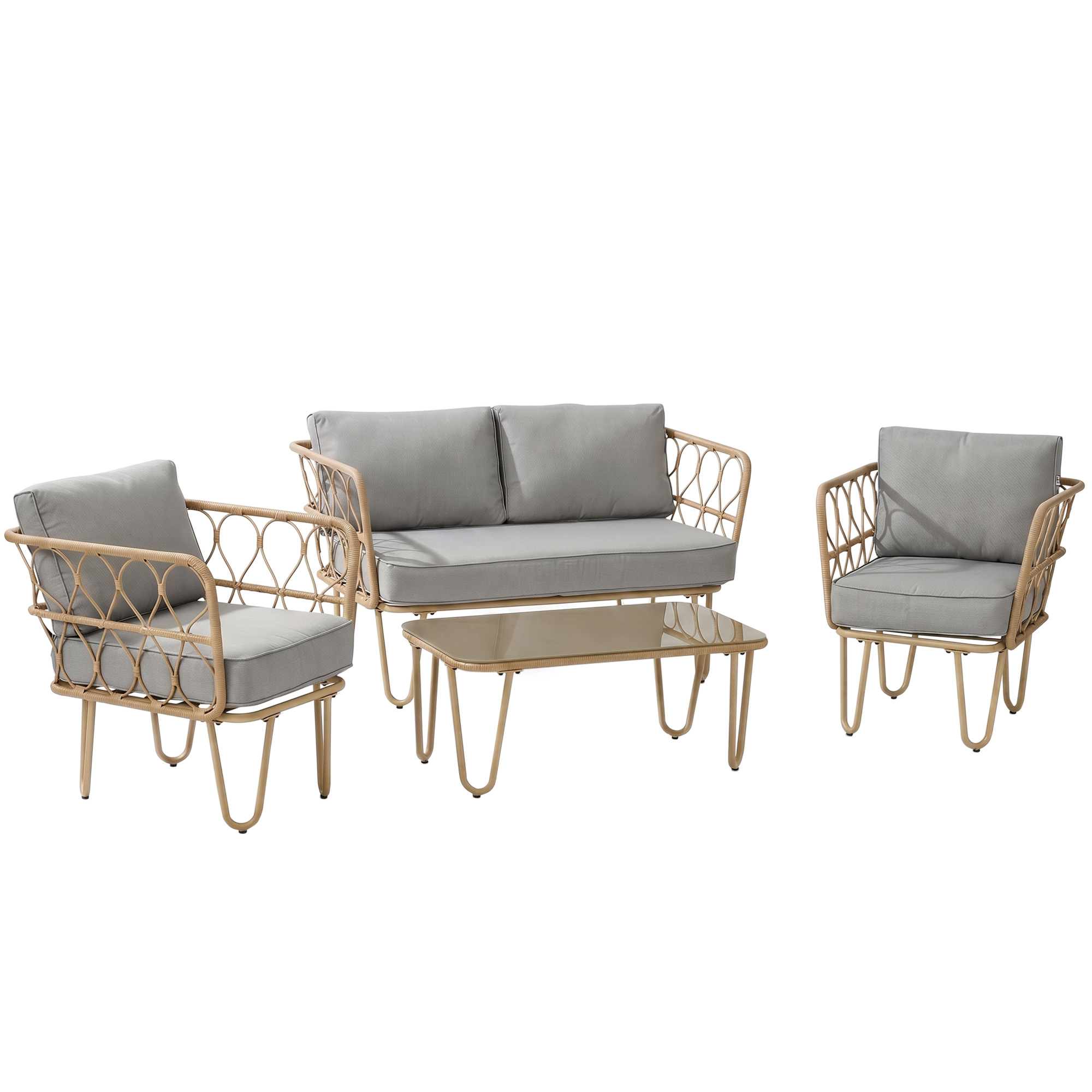 Un set di mobili in vimini beige con cuscini grigi: divano, due poltrone, tavolino.
