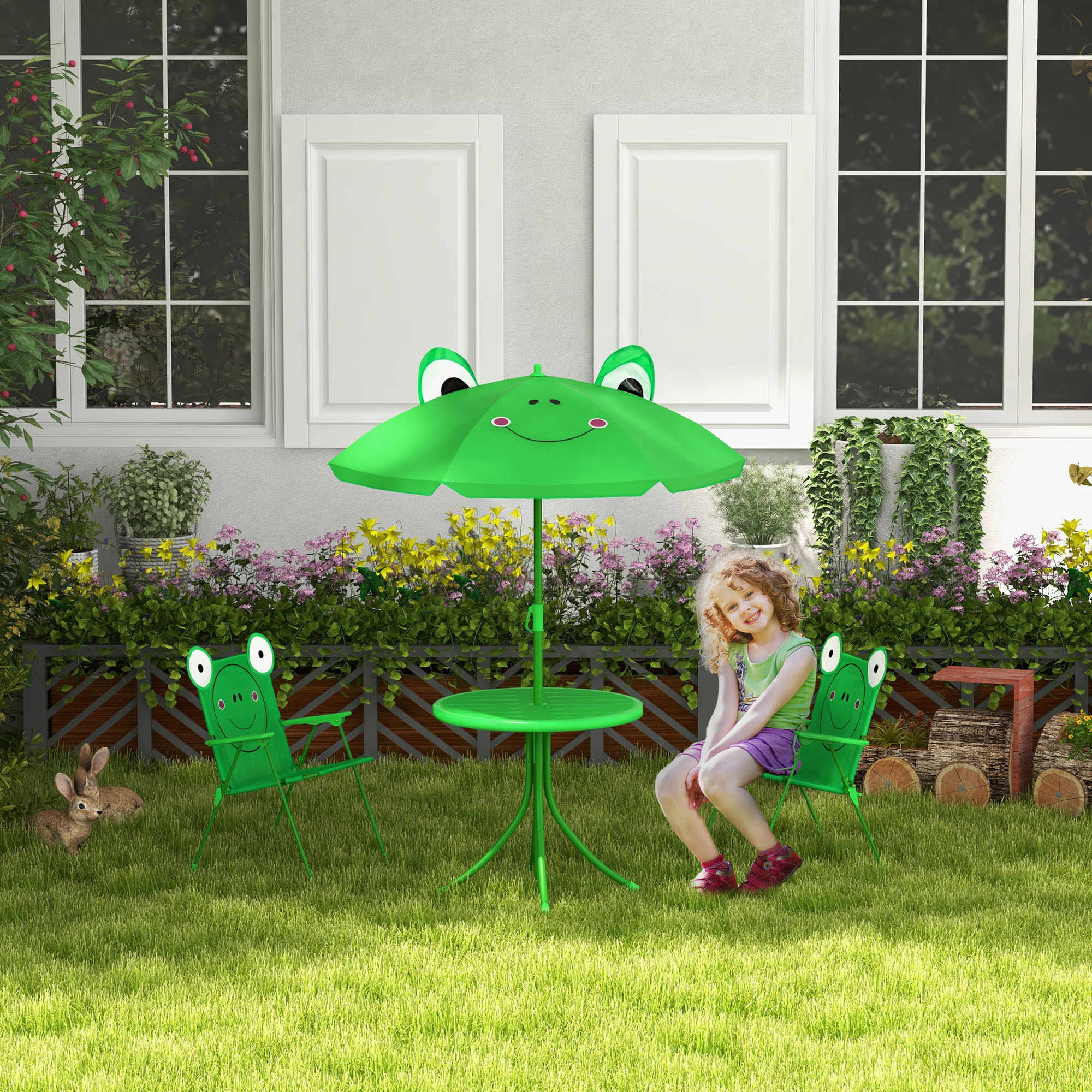 Una bambina seduta su una sedia verde a tema rana in giardino.