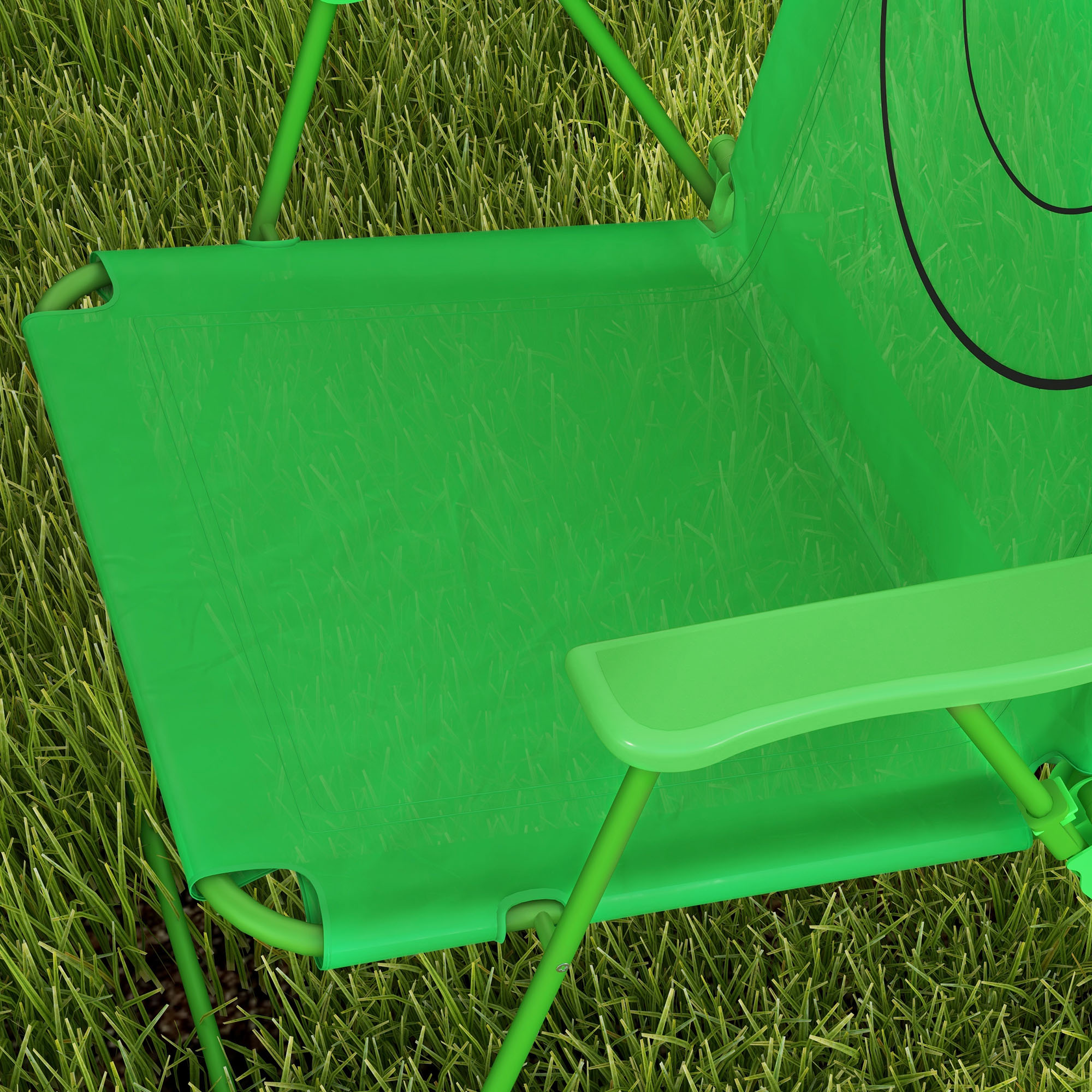 Sdraietta verde su erba sintetica con dettagli a cerchio nero.