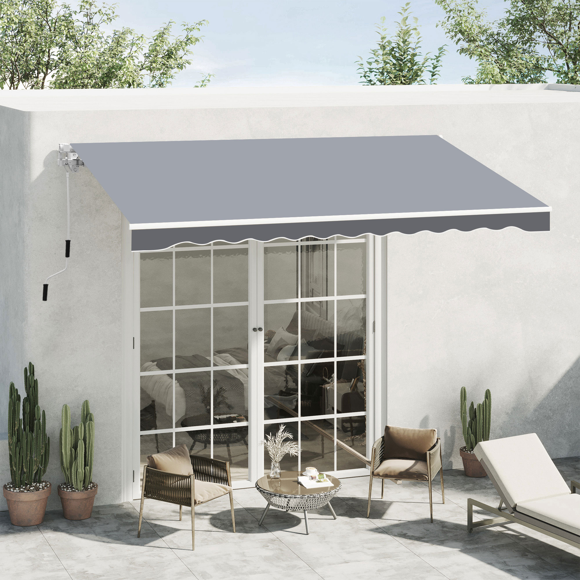 Una tenda da sole grigia copre un patio con sedie, tavolo e lettino. Cactus e piante adornano la scena.
