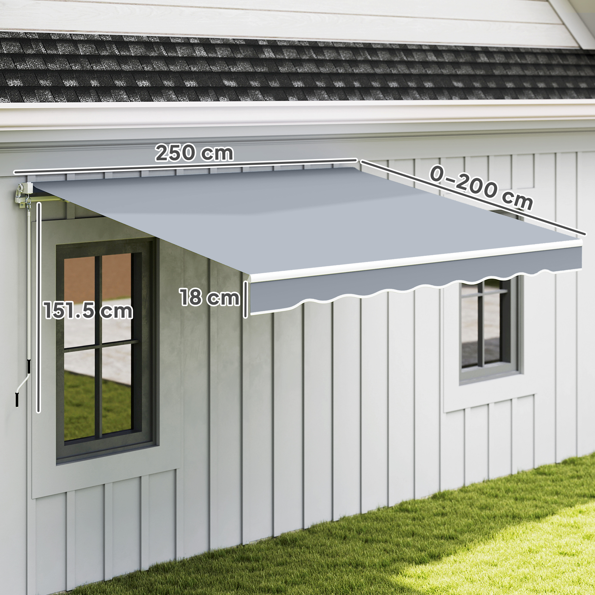 Una tenda da sole grigia sopra una finestra su una casa con erba davanti.
