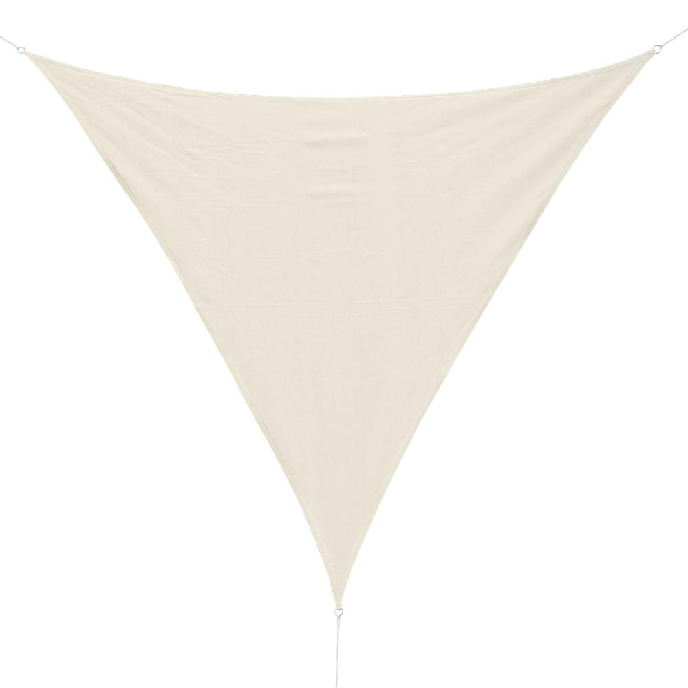 Una vela parasole triangolare beige con occhielli argentati sugli angoli.