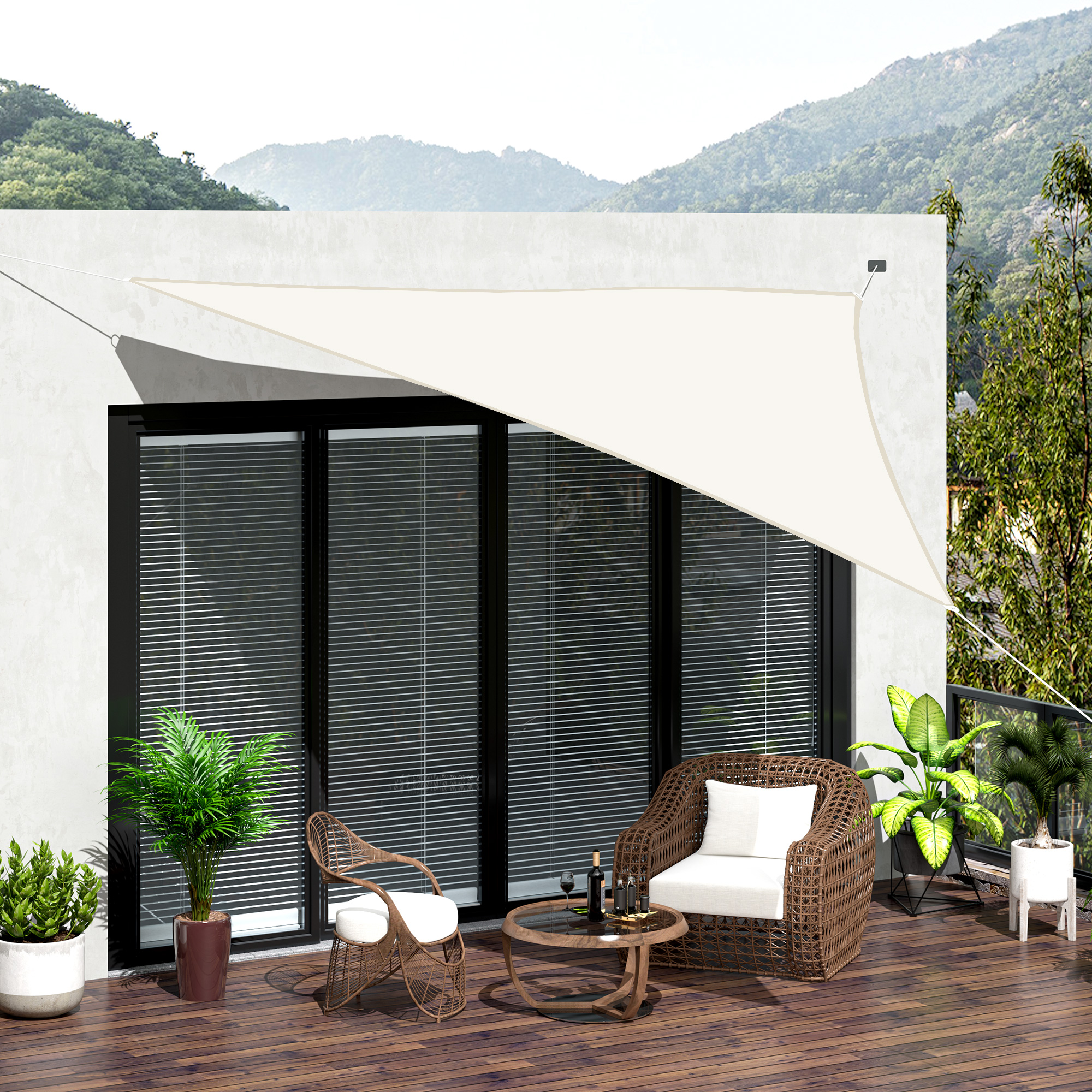 Una vela parasole bianca si estende su un patio con mobili e piante.