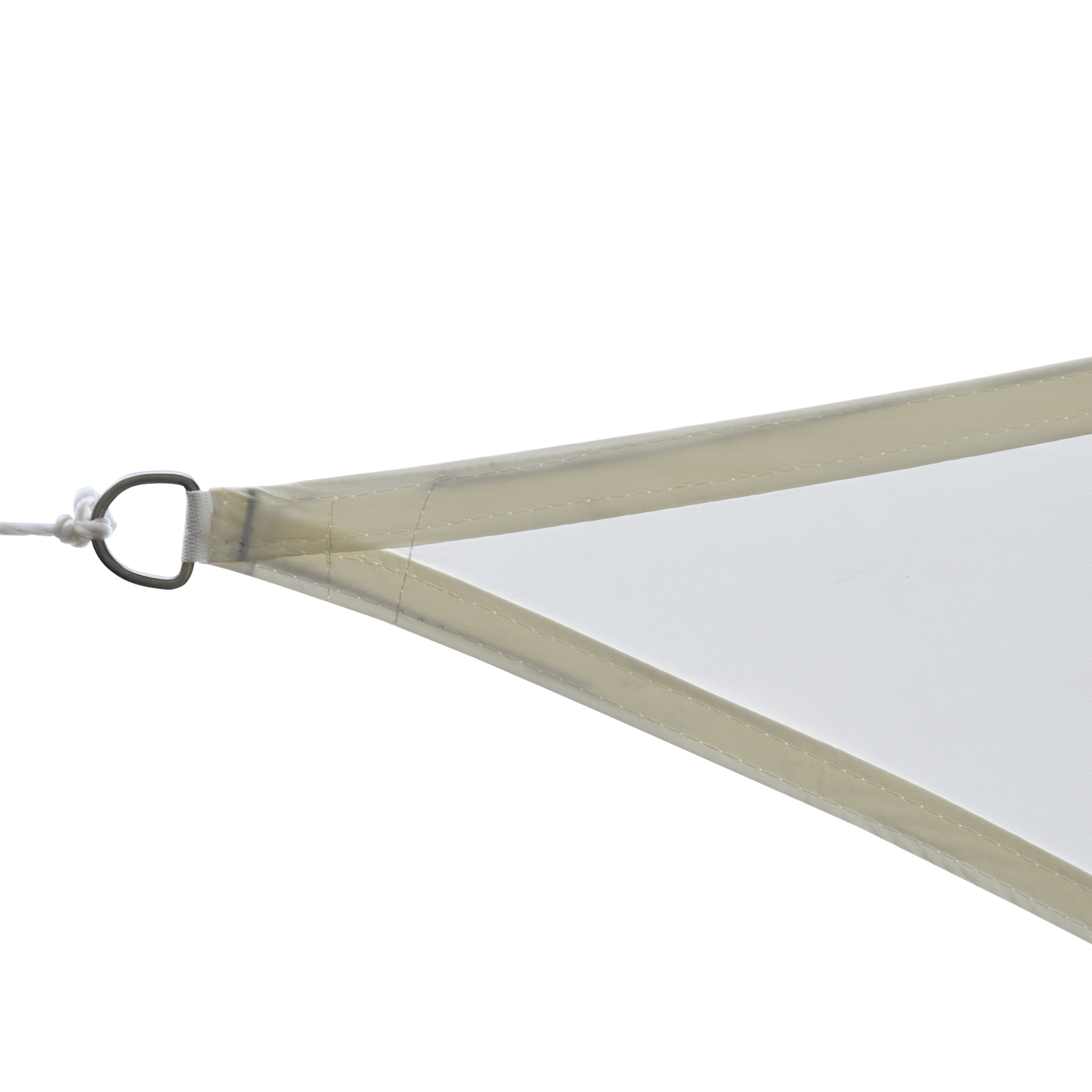 Anello angolare di vela parasole color crema con attacco fune, isolato su bianco.