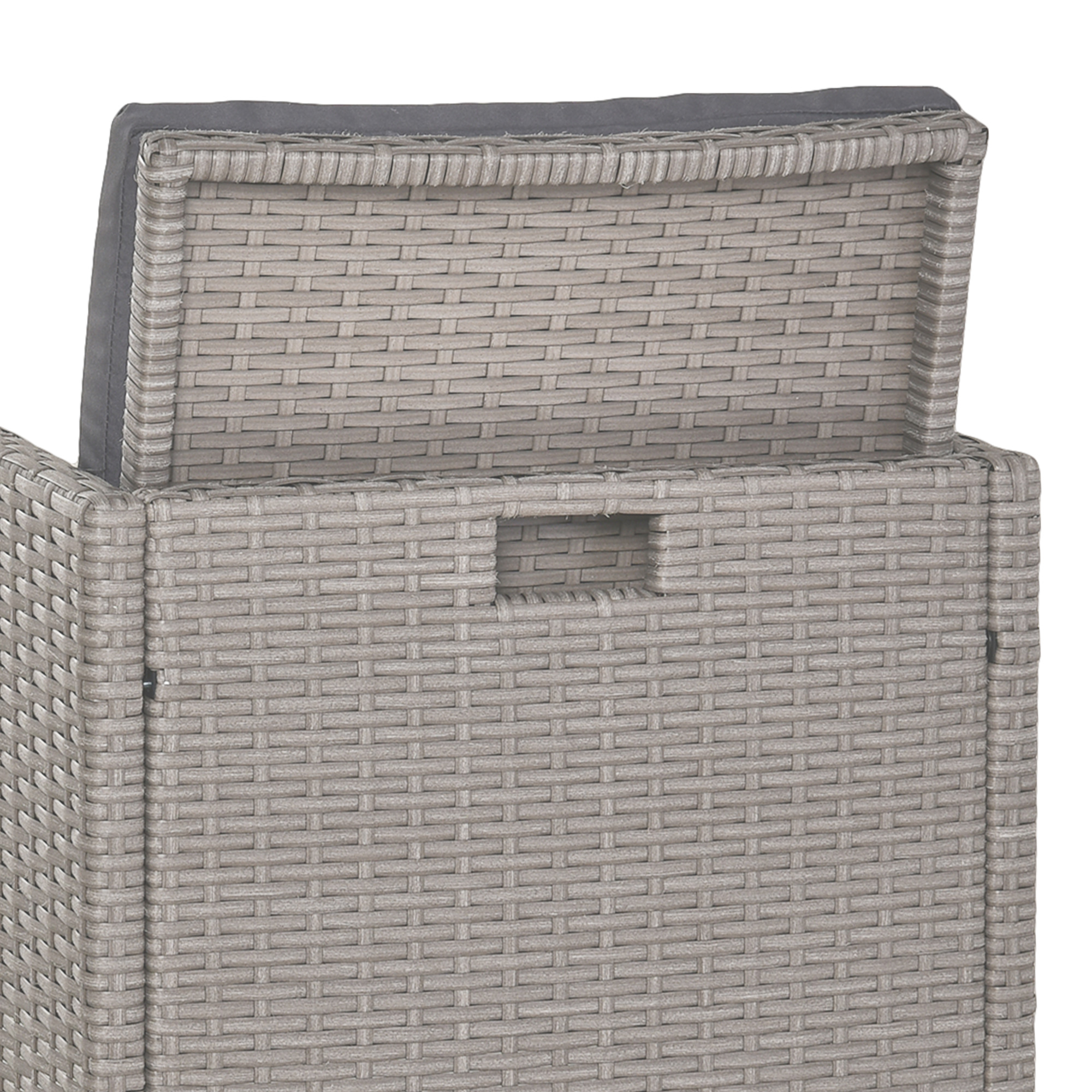 Sgabello in rattan grigio con vano aperto e cuscino scuro.