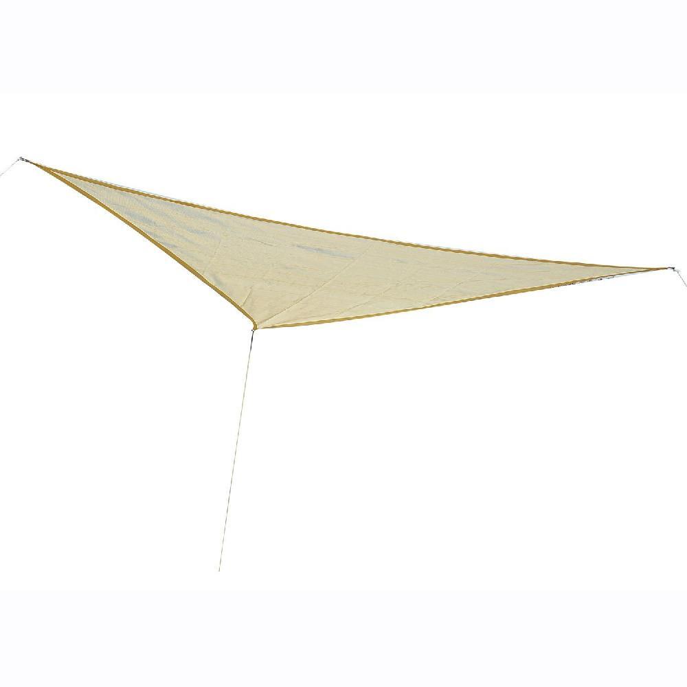 Una tenda da sole triangolare beige tenuta da corde sottili su sfondo bianco.