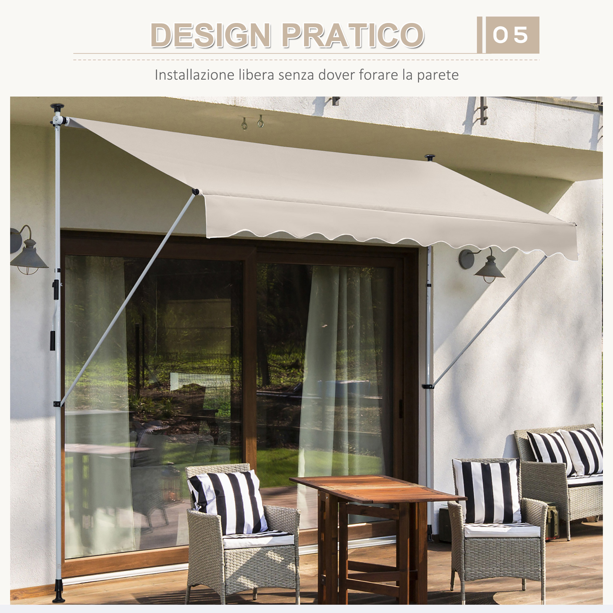 Una tenda da sole beige è estesa sopra una porta a vetri. Fuori ci sono due poltrone con cuscini e un tavolo.