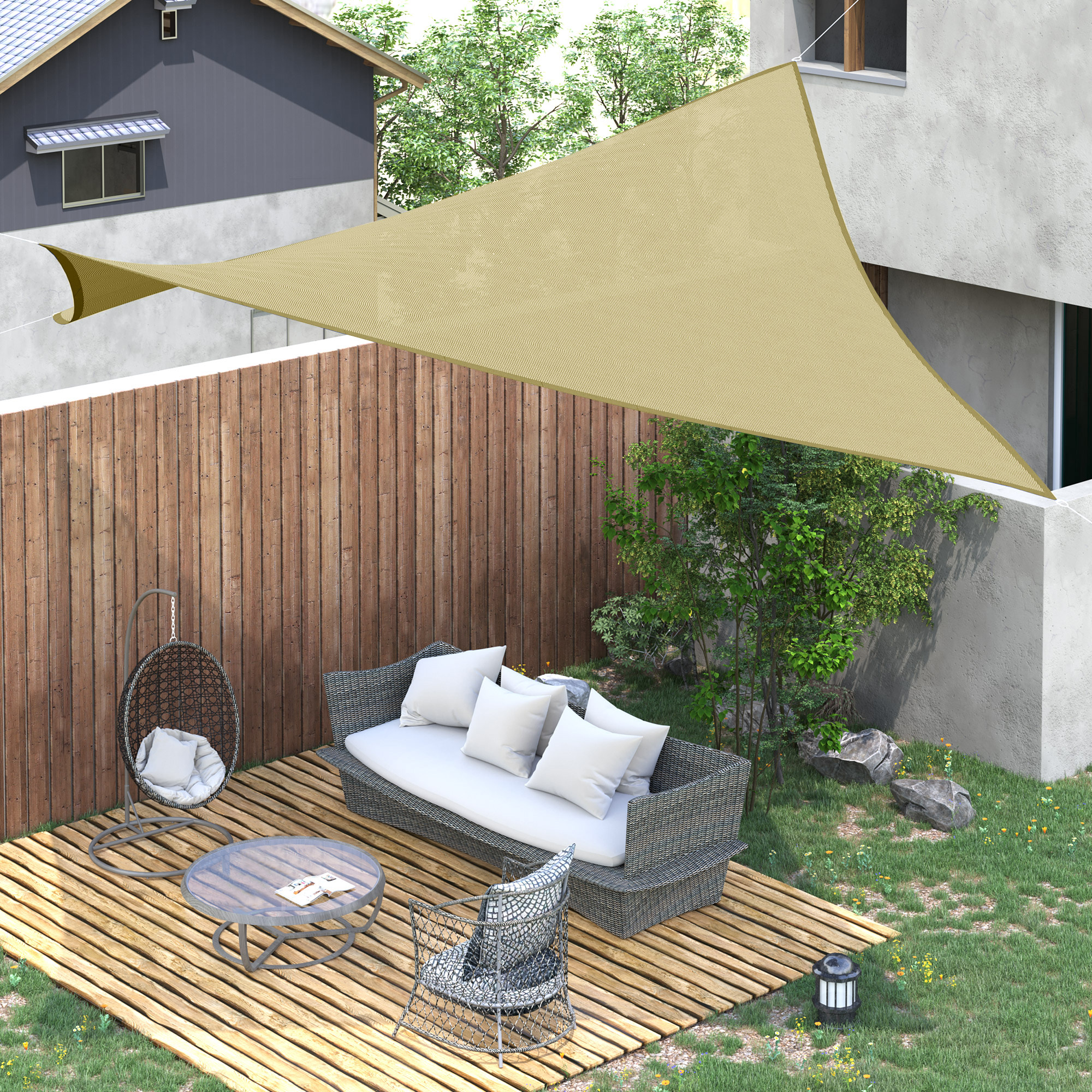 Una vela parasole beige copre un deck in legno con mobili e giardino.