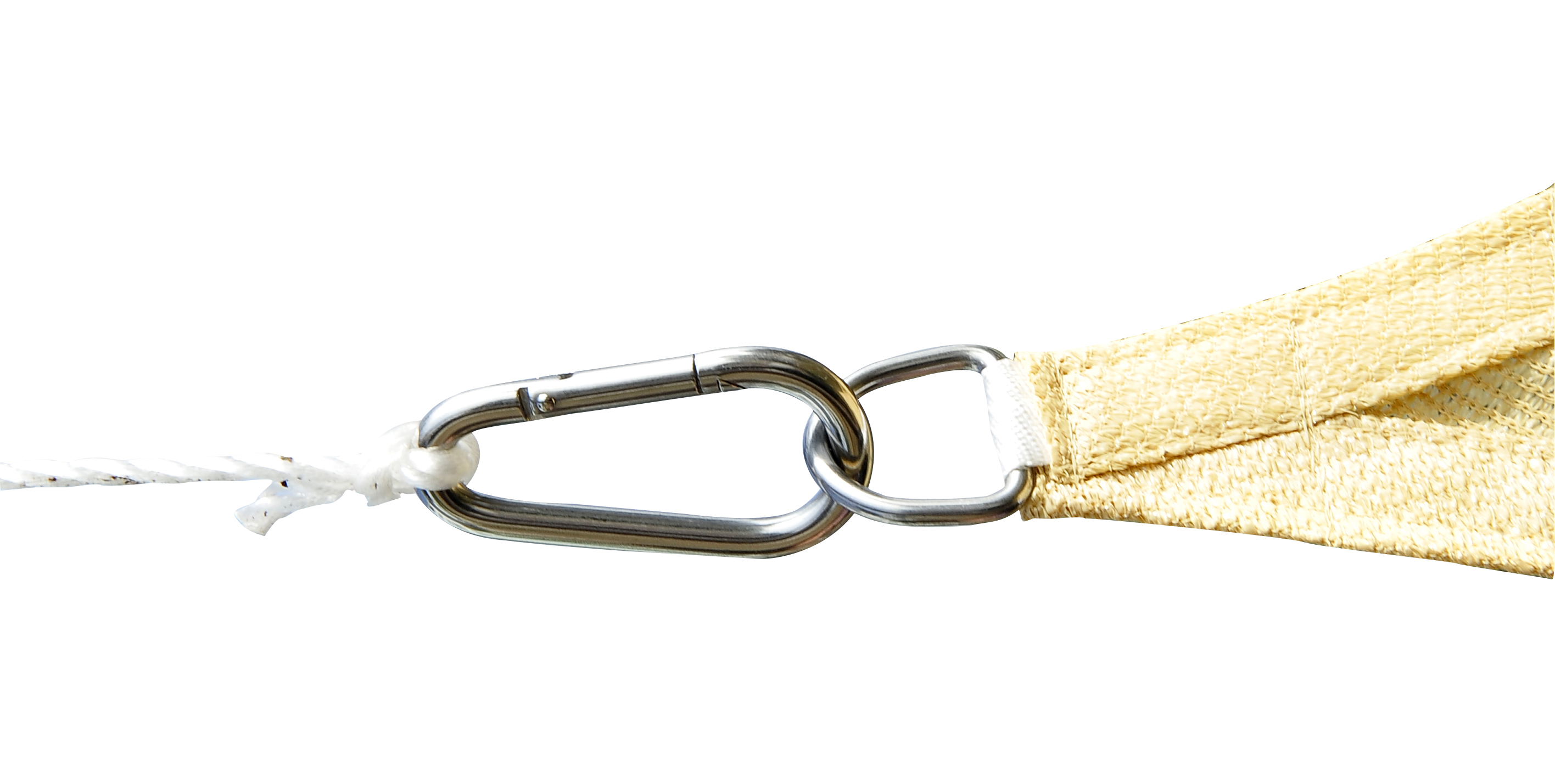 Un moschettone e un anello a D argentati collegano una corda bianca a un tessuto per tenda da sole beige.