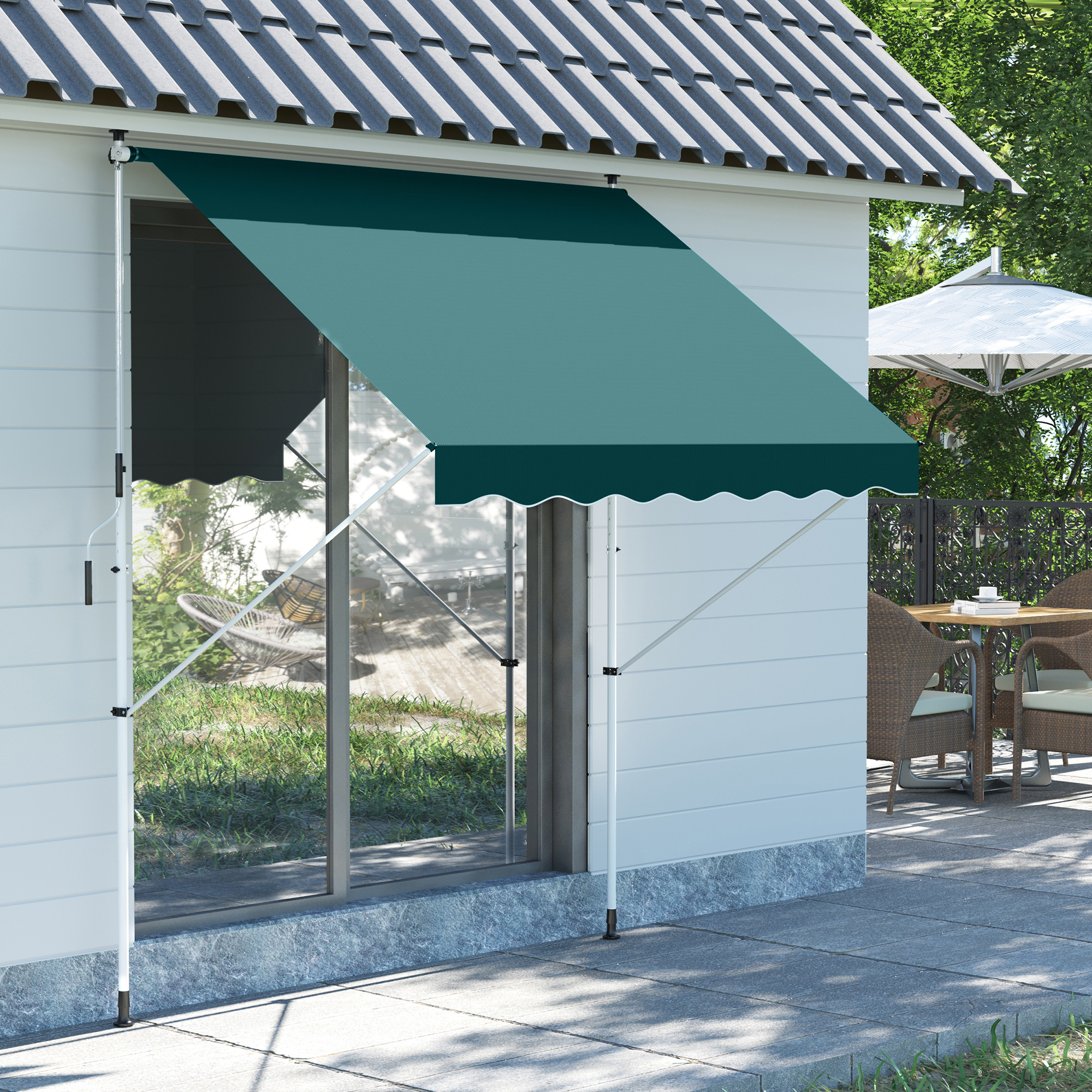 Un tessuto da tenda verde sopra una finestra, sostenuto da pali metallici.