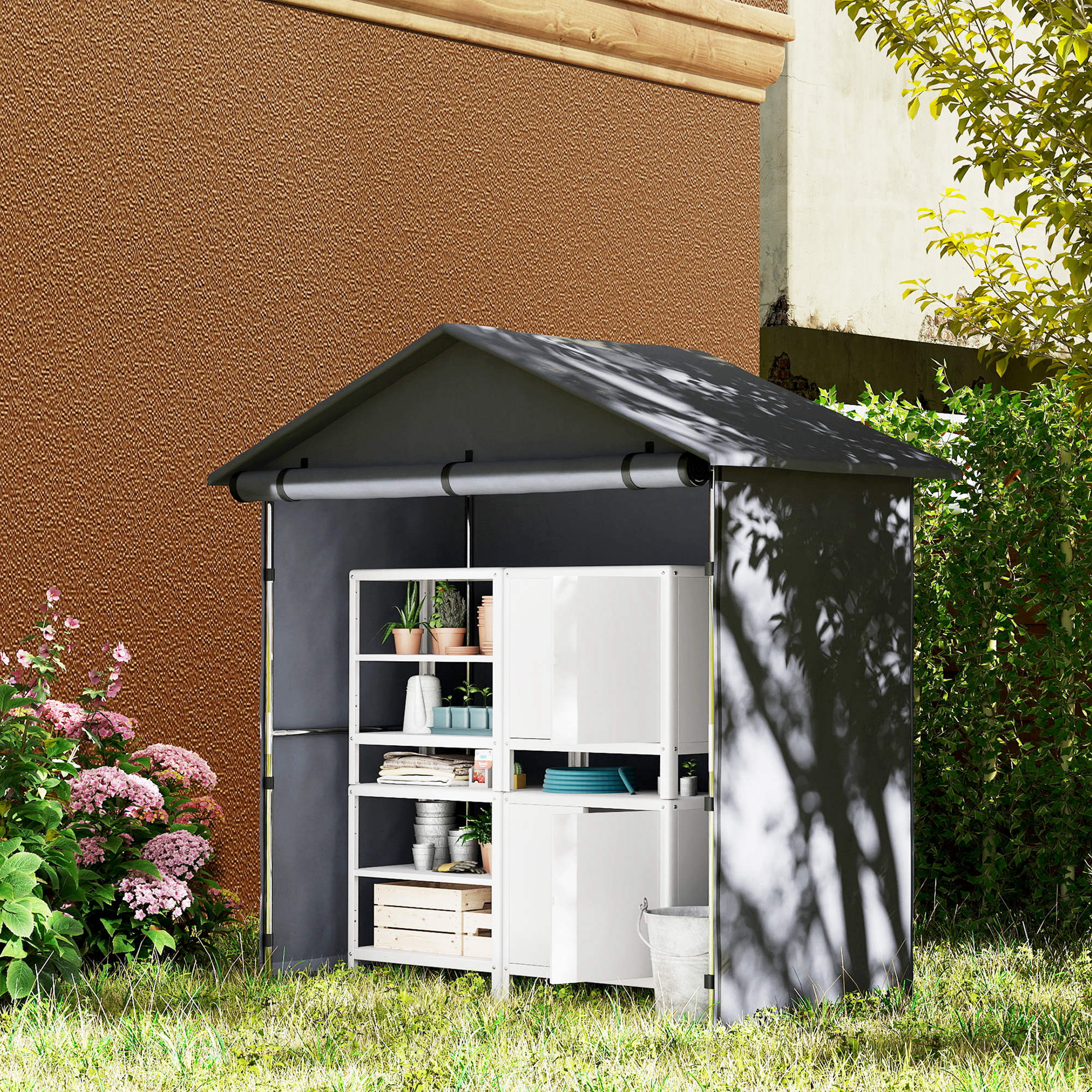 Un capanno da giardino grigio con mensole, pieno di piante e attrezzi, si trova all'aperto.