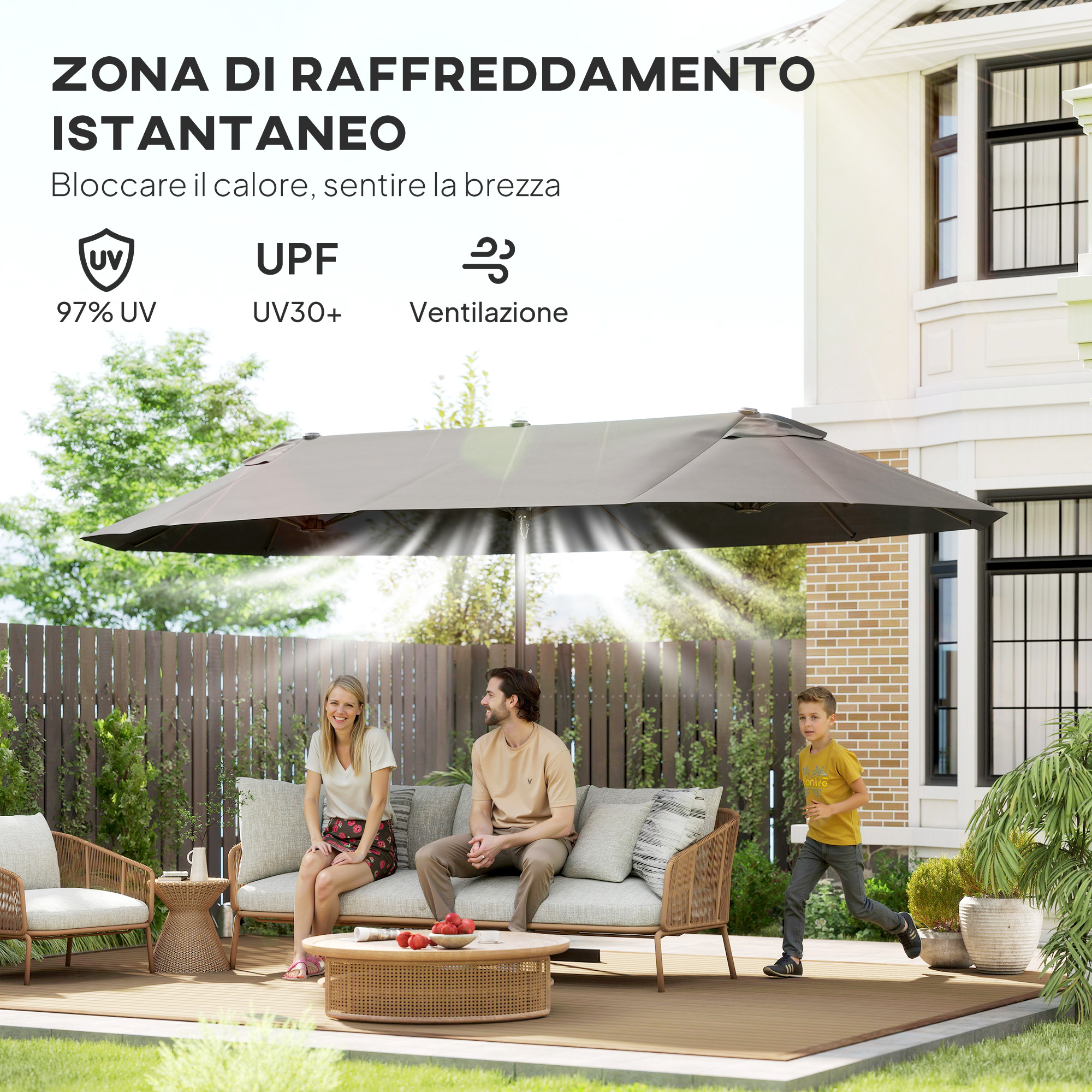 Una famiglia si rilassa in un patio sotto un ombrellone. Un ragazzo corre.