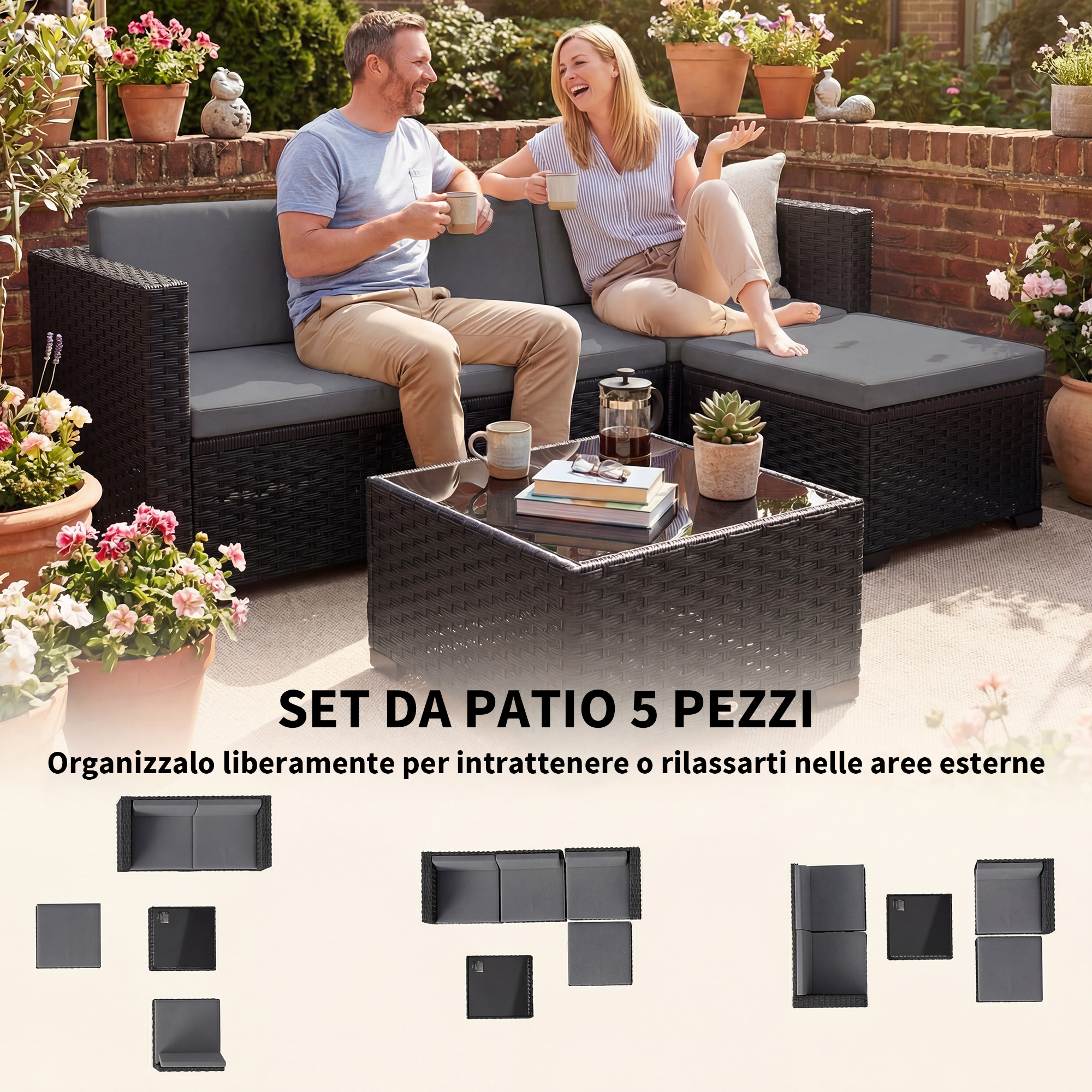 Una coppia beve caffè su un divano da esterno in rattan, con fiori e un tavolo.