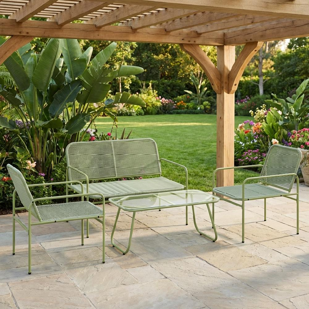 Arredamento da giardino verde sotto un pergolato in legno con fiori e verde.