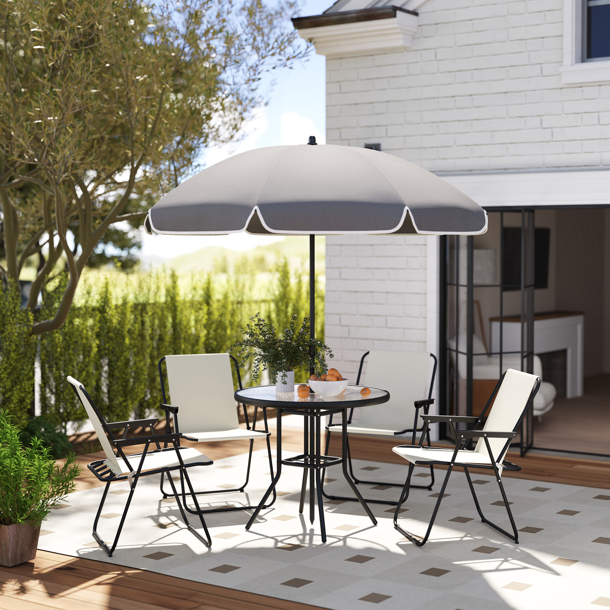 Un set da patio all'aperto con tavolo, quattro sedie e ombrellone.