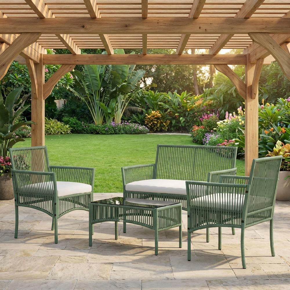 Arredamento da giardino verde sotto un pergolato in legno con vegetazione lussureggiante e fiori.